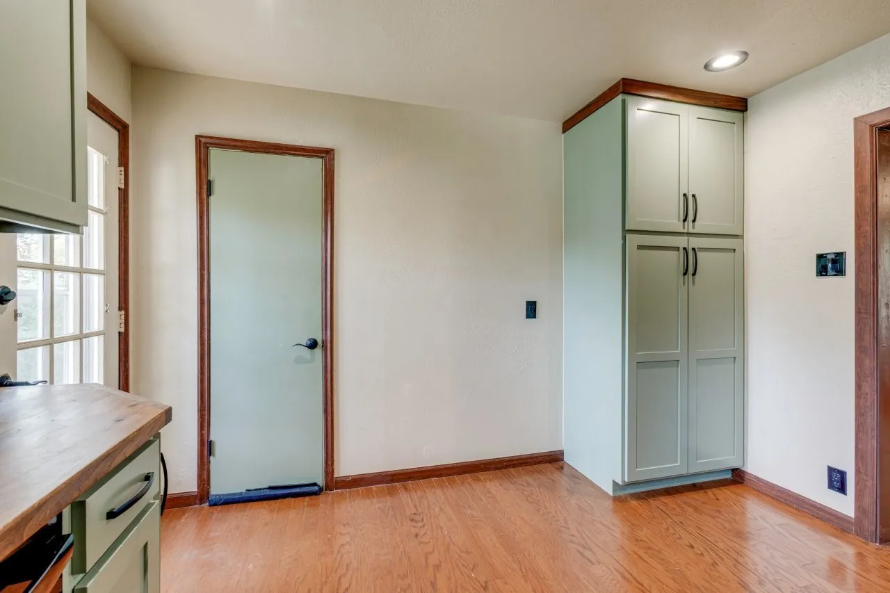 Single Family Residence For Sale in Dallas County , 210 E Daugherty Drive, Garland, Texas 75041, 3 Bedroom, 2 Bathroom, 2 Garage spaces, 1,024 Sqft, built in 1955, mls#21363624, Real Estate Agent in Garland, Homes For Sale in Dallas county, Homes For Sale in Garland, Realtor in Garland Texas, Real Estate Brokerage Independent Realty Texas, Luminita Cordes Realtor
