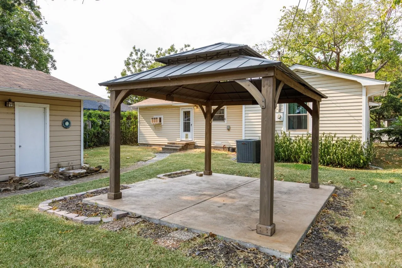 Single Family Residence For Sale in Dallas County , 210 E Daugherty Drive, Garland, Texas 75041, 3 Bedroom, 2 Bathroom, 2 Garage spaces, 1,024 Sqft, built in 1955, mls#21363624, Real Estate Agent in Garland, Homes For Sale in Dallas county, Homes For Sale in Garland, Realtor in Garland Texas, Real Estate Brokerage Independent Realty Texas, Luminita Cordes Realtor
