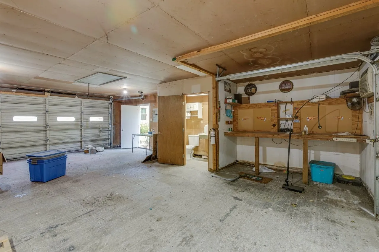 Single Family Residence For Sale in Dallas County , 210 E Daugherty Drive, Garland, Texas 75041, 3 Bedroom, 2 Bathroom, 2 Garage spaces, 1,024 Sqft, built in 1955, mls#21363624, Real Estate Agent in Garland, Homes For Sale in Dallas county, Homes For Sale in Garland, Realtor in Garland Texas, Real Estate Brokerage Independent Realty Texas, Luminita Cordes Realtor
