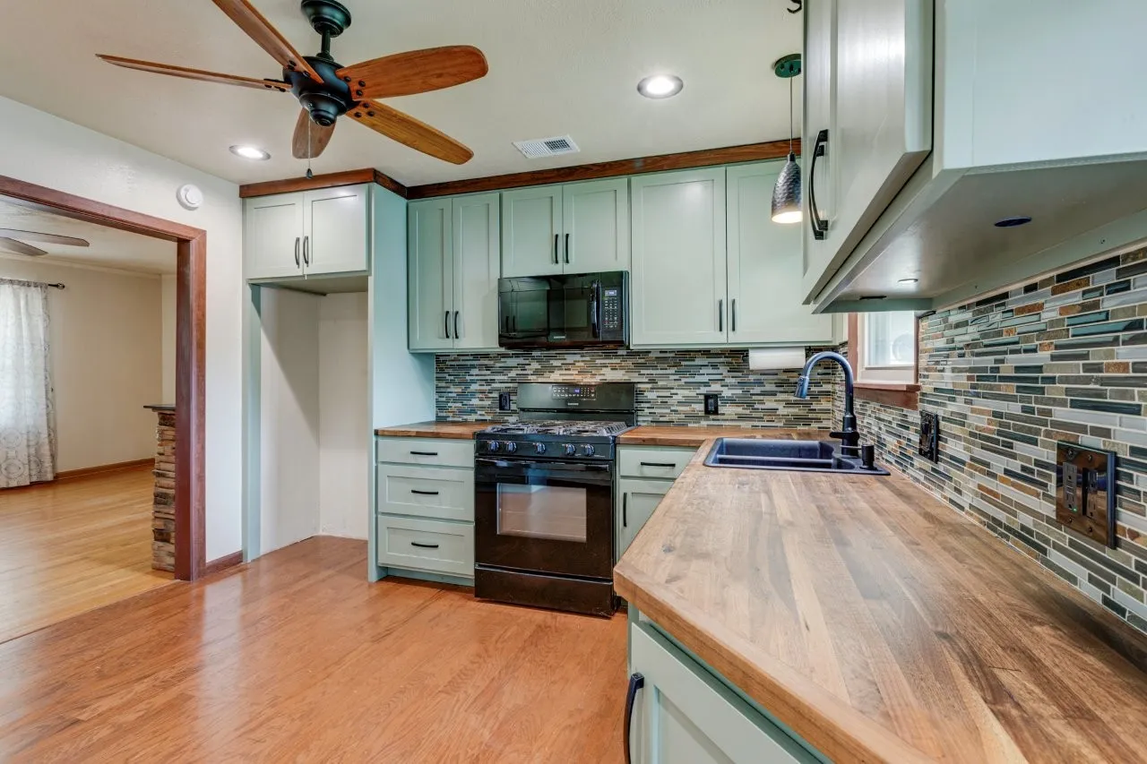 Single Family Residence For Sale in Dallas County , 210 E Daugherty Drive, Garland, Texas 75041, 3 Bedroom, 2 Bathroom, 2 Garage spaces, 1,024 Sqft, built in 1955, mls#21363624, Real Estate Agent in Garland, Homes For Sale in Dallas county, Homes For Sale in Garland, Realtor in Garland Texas, Real Estate Brokerage Independent Realty Texas, Luminita Cordes Realtor