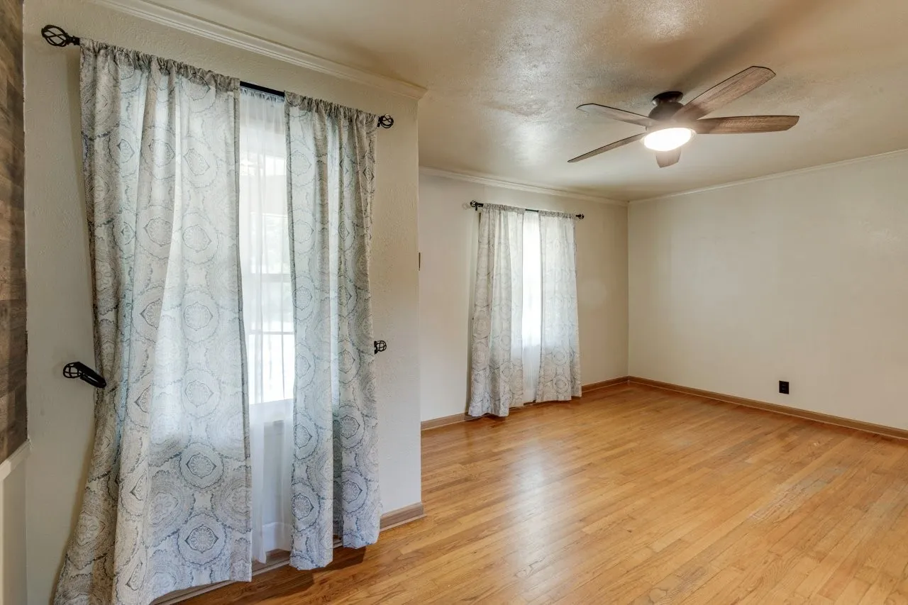 Single Family Residence For Sale in Dallas County , 210 E Daugherty Drive, Garland, Texas 75041, 3 Bedroom, 2 Bathroom, 2 Garage spaces, 1,024 Sqft, built in 1955, mls#21363624, Real Estate Agent in Garland, Homes For Sale in Dallas county, Homes For Sale in Garland, Realtor in Garland Texas, Real Estate Brokerage Independent Realty Texas, Luminita Cordes Realtor