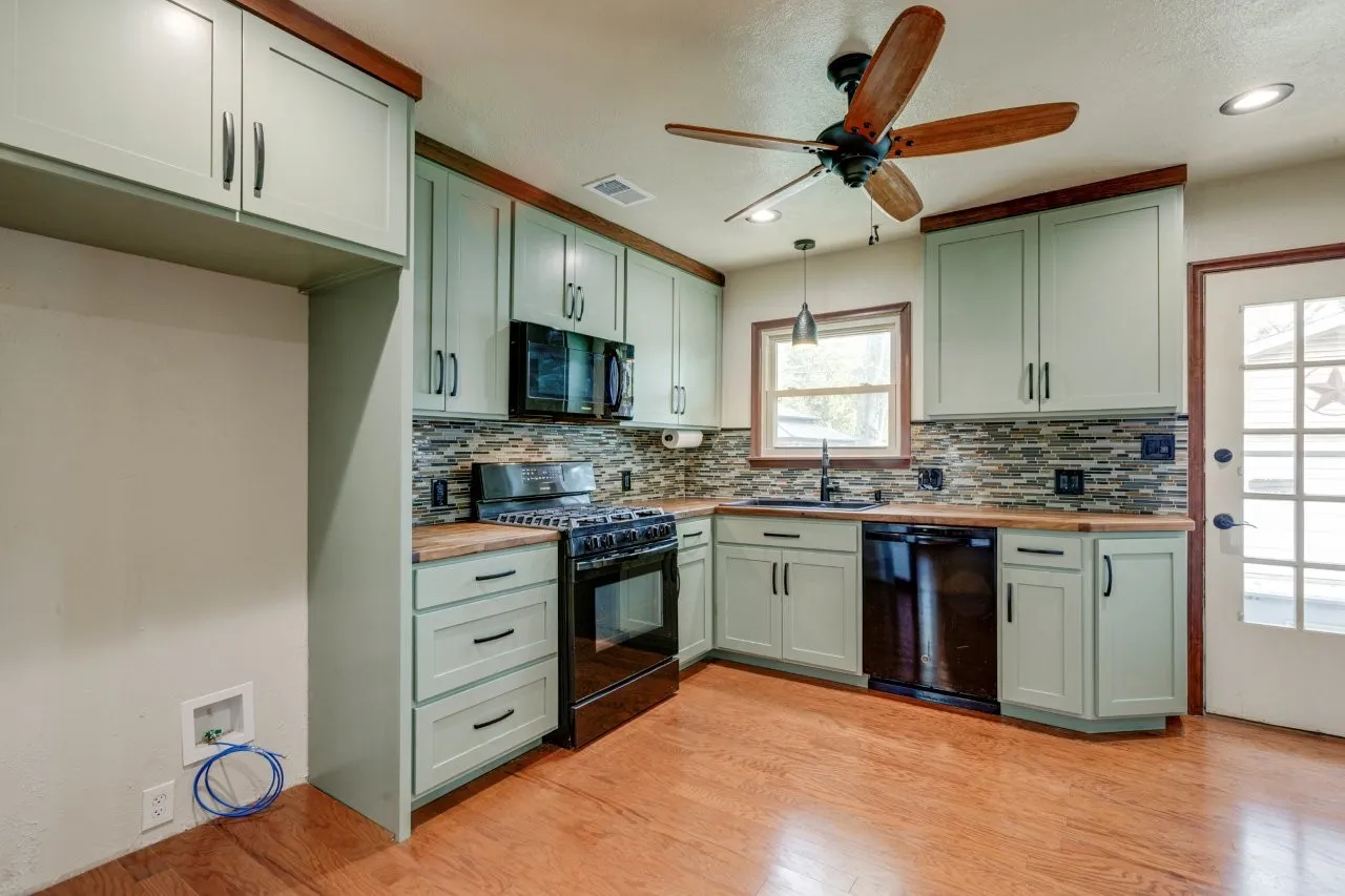Single Family Residence For Sale in Dallas County , 210 E Daugherty Drive, Garland, Texas 75041, 3 Bedroom, 2 Bathroom, 2 Garage spaces, 1,024 Sqft, built in 1955, mls#21363624, Real Estate Agent in Garland, Homes For Sale in Dallas county, Homes For Sale in Garland, Realtor in Garland Texas, Real Estate Brokerage Independent Realty Texas, Luminita Cordes Realtor
