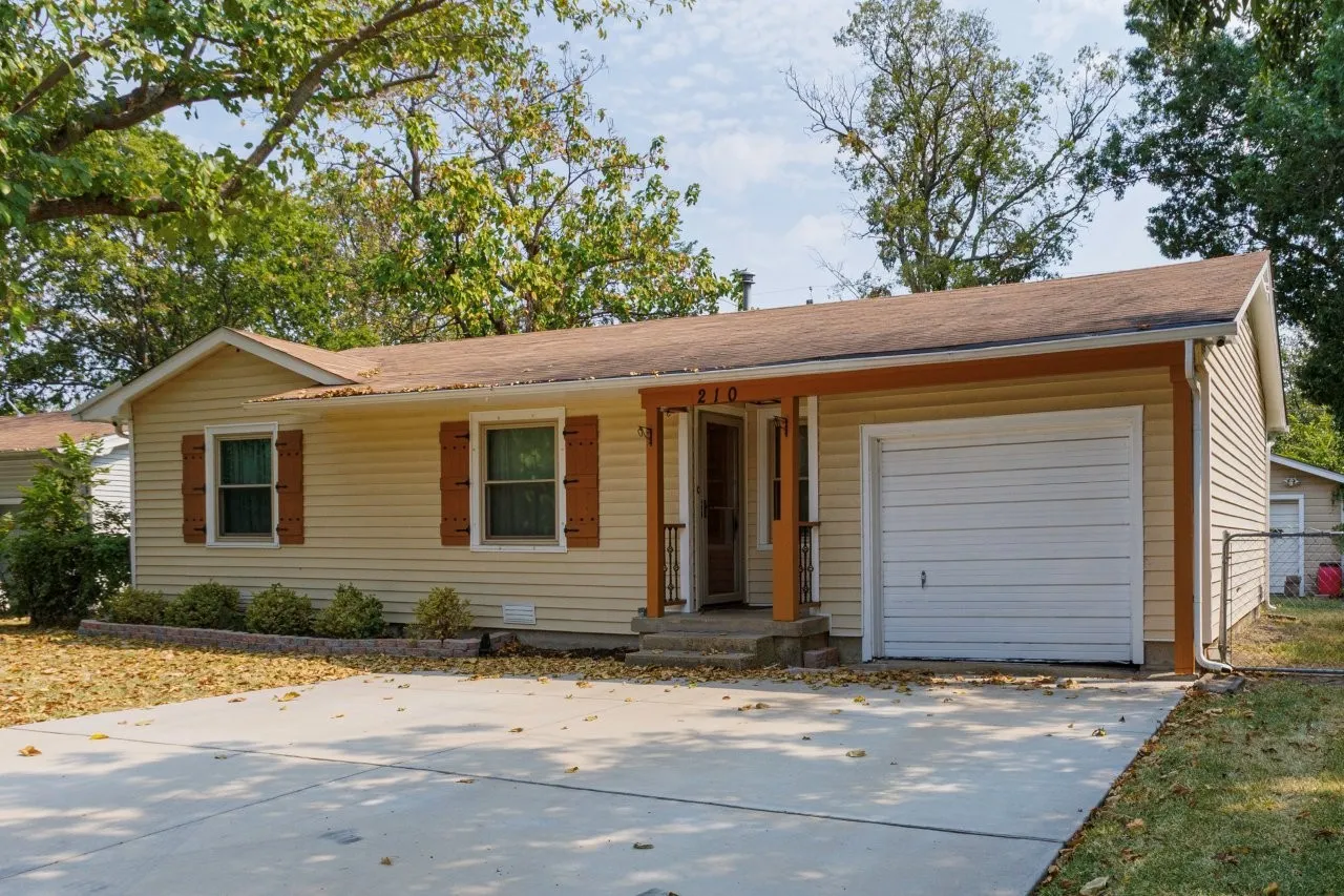 Single Family Residence For Sale in Dallas County , 210 E Daugherty Drive, Garland, Texas 75041, 3 Bedroom, 2 Bathroom, 2 Garage spaces, 1,024 Sqft, built in 1955, mls#21363624, Real Estate Agent in Garland, Homes For Sale in Dallas county, Homes For Sale in Garland, Realtor in Garland Texas, Real Estate Brokerage Independent Realty Texas, Luminita Cordes Realtor