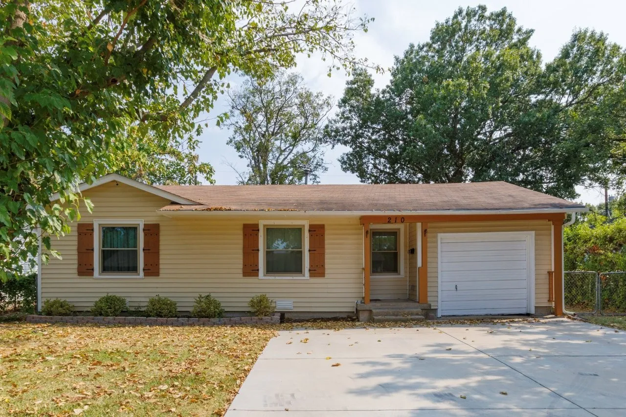 Single Family Residence For Sale in Dallas County , 210 E Daugherty Drive, Garland, Texas 75041, 3 Bedroom, 2 Bathroom, 2 Garage spaces, 1,024 Sqft, built in 1955, mls#21363624, Real Estate Agent in Garland, Homes For Sale in Dallas county, Homes For Sale in Garland, Realtor in Garland Texas, Real Estate Brokerage Independent Realty Texas, Luminita Cordes Realtor