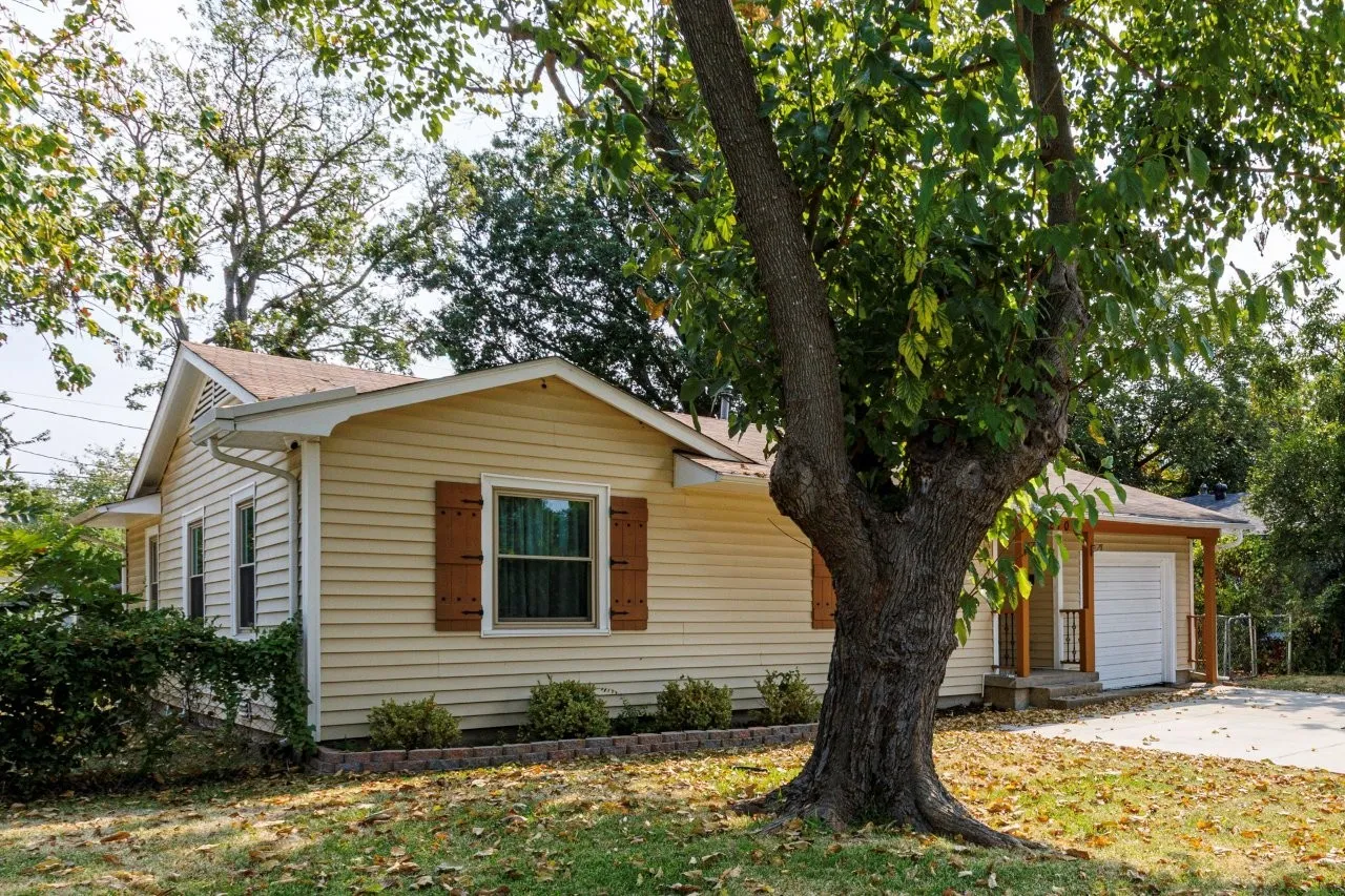Single Family Residence For Sale in Dallas County , 210 E Daugherty Drive, Garland, Texas 75041, 3 Bedroom, 2 Bathroom, 2 Garage spaces, 1,024 Sqft, built in 1955, mls#21363624, Real Estate Agent in Garland, Homes For Sale in Dallas county, Homes For Sale in Garland, Realtor in Garland Texas, Real Estate Brokerage Independent Realty Texas, Luminita Cordes Realtor