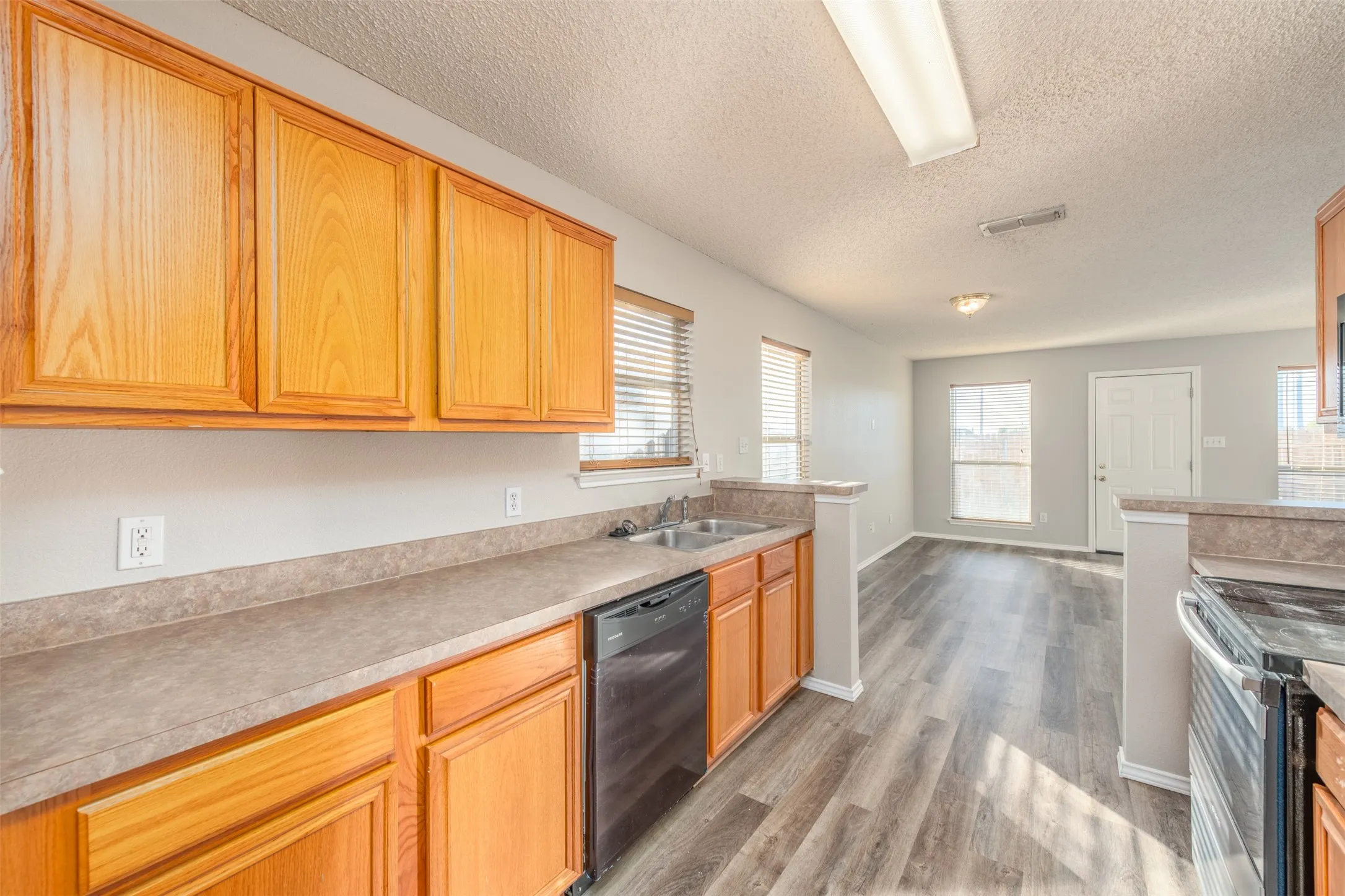 Duplex For Sale in Tarrant County , 7550 Kings Trail, Fort Worth, Texas 76133, 4 Bedroom, 3 Bathroom, Garage spaces, 0 Sqft, built in 2002, mls#21372590, Real Estate Agent in Fort Worth, Homes For Sale in Tarrant county, Homes For Sale in Fort Worth, Realtor in Fort Worth Texas, Real Estate Brokerage Independent Realty Texas, Luminita Cordes Realtor