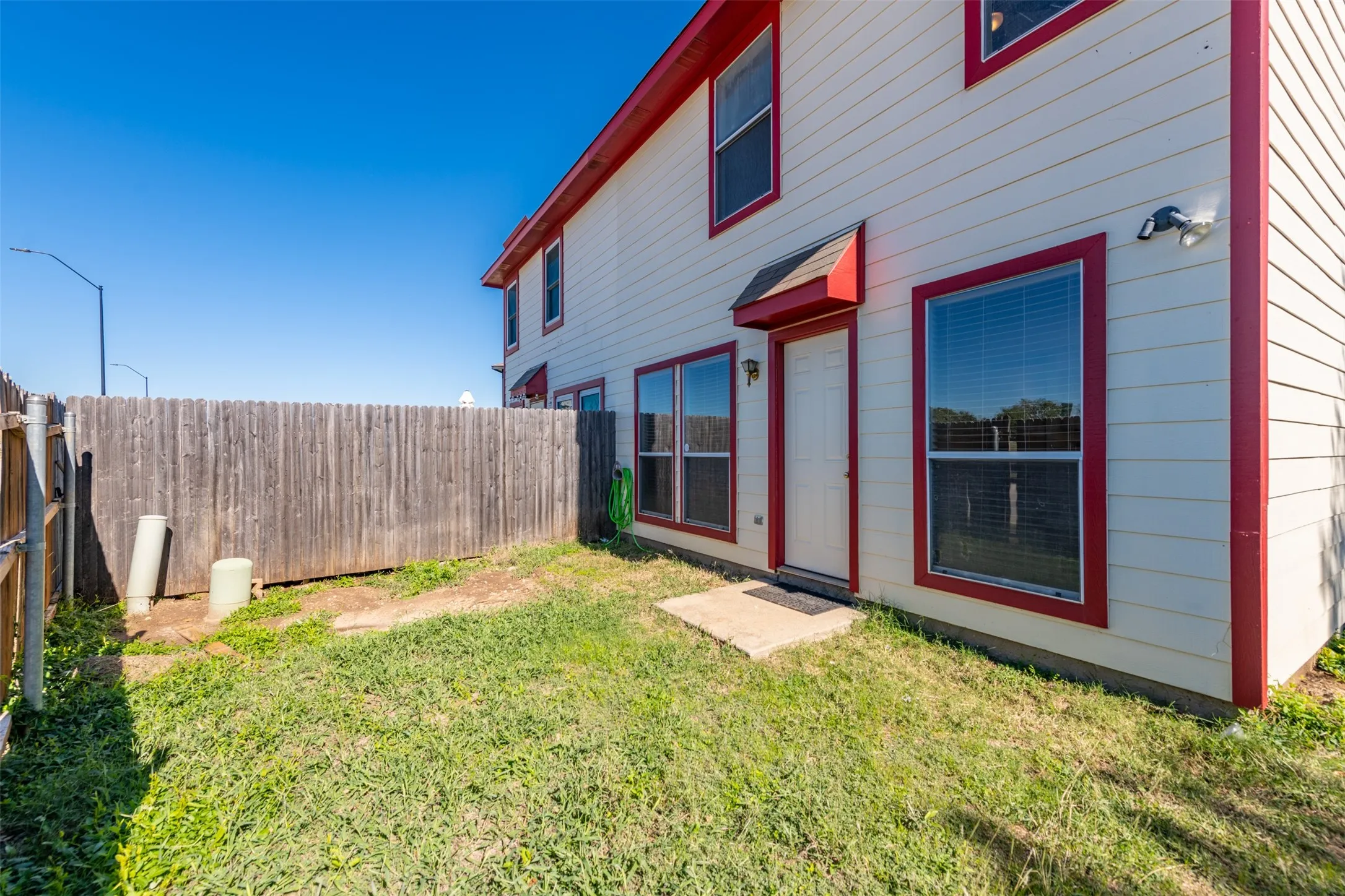 Duplex For Sale in Tarrant County , 7550 Kings Trail, Fort Worth, Texas 76133, 4 Bedroom, 3 Bathroom, Garage spaces, 0 Sqft, built in 2002, mls#21372590, Real Estate Agent in Fort Worth, Homes For Sale in Tarrant county, Homes For Sale in Fort Worth, Realtor in Fort Worth Texas, Real Estate Brokerage Independent Realty Texas, Luminita Cordes Realtor
