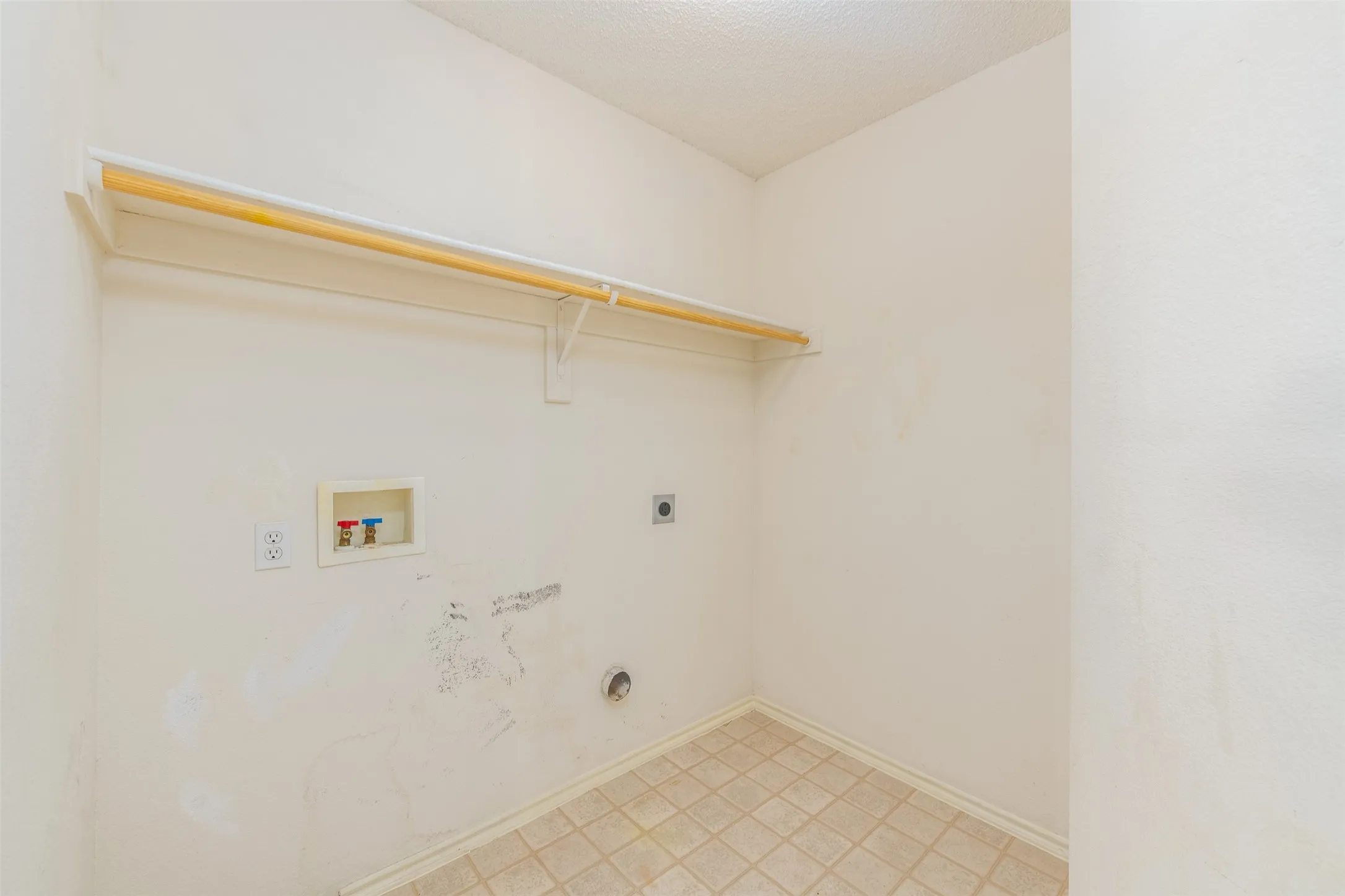 Duplex For Sale in Tarrant County , 7550 Kings Trail, Fort Worth, Texas 76133, 4 Bedroom, 3 Bathroom, Garage spaces, 0 Sqft, built in 2002, mls#21372590, Real Estate Agent in Fort Worth, Homes For Sale in Tarrant county, Homes For Sale in Fort Worth, Realtor in Fort Worth Texas, Real Estate Brokerage Independent Realty Texas, Luminita Cordes Realtor