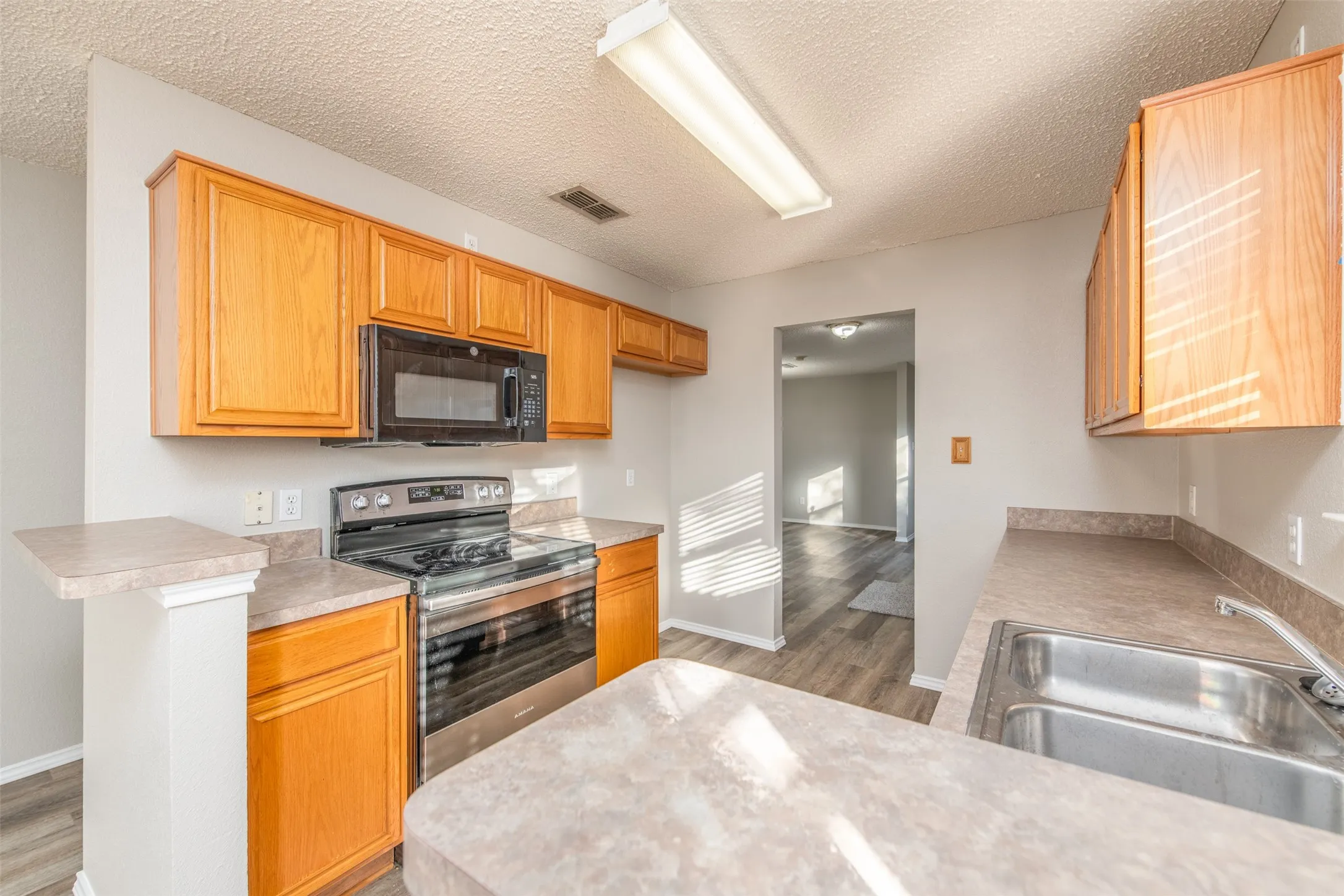 Duplex For Sale in Tarrant County , 7550 Kings Trail, Fort Worth, Texas 76133, 4 Bedroom, 3 Bathroom, Garage spaces, 0 Sqft, built in 2002, mls#21372590, Real Estate Agent in Fort Worth, Homes For Sale in Tarrant county, Homes For Sale in Fort Worth, Realtor in Fort Worth Texas, Real Estate Brokerage Independent Realty Texas, Luminita Cordes Realtor