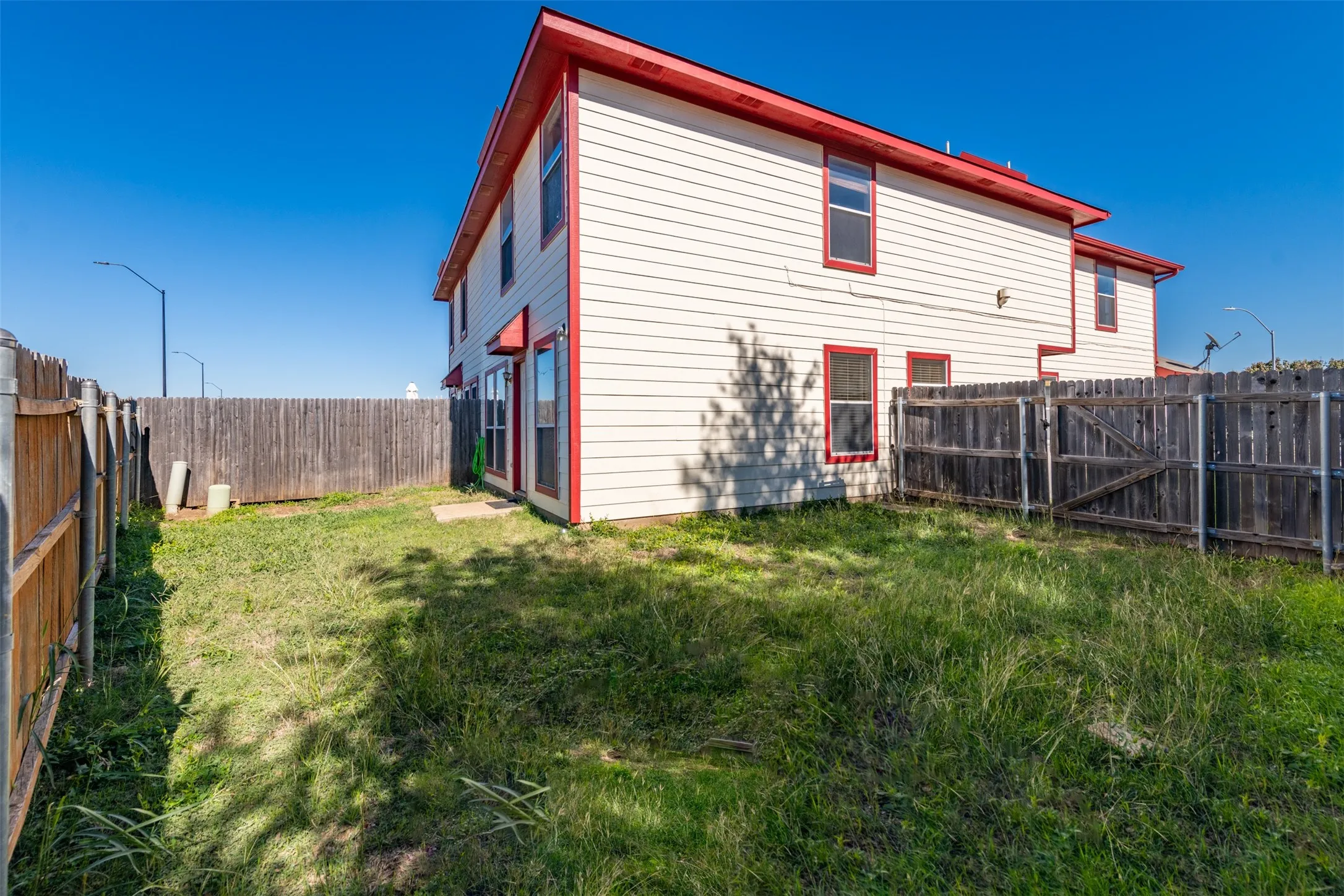 Duplex For Sale in Tarrant County , 7550 Kings Trail, Fort Worth, Texas 76133, 4 Bedroom, 3 Bathroom, Garage spaces, 0 Sqft, built in 2002, mls#21372590, Real Estate Agent in Fort Worth, Homes For Sale in Tarrant county, Homes For Sale in Fort Worth, Realtor in Fort Worth Texas, Real Estate Brokerage Independent Realty Texas, Luminita Cordes Realtor