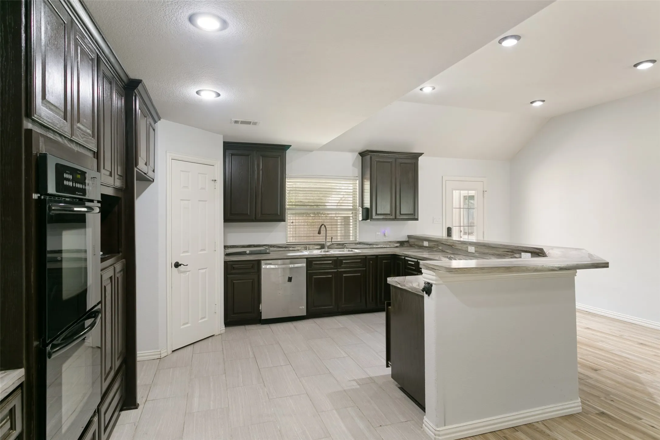 Single Family Residence For Sale in Dallas County , 2124 Brentwood Lane, Carrollton, Texas 75006, 5 Bedroom, 3 Bathroom, 2 Garage spaces, 2,631 Sqft, built in 1972, mls#21372592, Real Estate Agent in Carrollton, Homes For Sale in Dallas county, Homes For Sale in Carrollton, Realtor in Carrollton Texas, Real Estate Brokerage Independent Realty Texas, Luminita Cordes Realtor