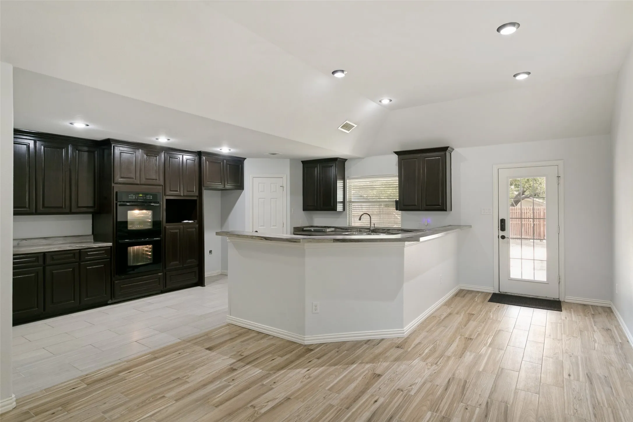 Single Family Residence For Sale in Dallas County , 2124 Brentwood Lane, Carrollton, Texas 75006, 5 Bedroom, 3 Bathroom, 2 Garage spaces, 2,631 Sqft, built in 1972, mls#21372592, Real Estate Agent in Carrollton, Homes For Sale in Dallas county, Homes For Sale in Carrollton, Realtor in Carrollton Texas, Real Estate Brokerage Independent Realty Texas, Luminita Cordes Realtor