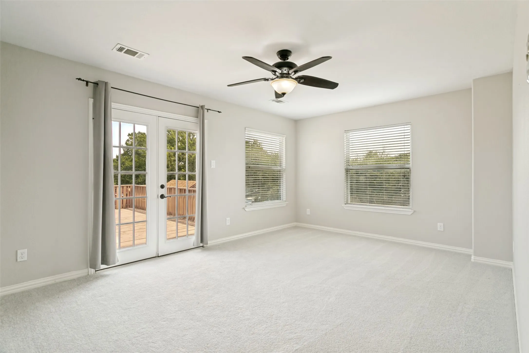 Single Family Residence For Sale in Dallas County , 2124 Brentwood Lane, Carrollton, Texas 75006, 5 Bedroom, 3 Bathroom, 2 Garage spaces, 2,631 Sqft, built in 1972, mls#21372592, Real Estate Agent in Carrollton, Homes For Sale in Dallas county, Homes For Sale in Carrollton, Realtor in Carrollton Texas, Real Estate Brokerage Independent Realty Texas, Luminita Cordes Realtor