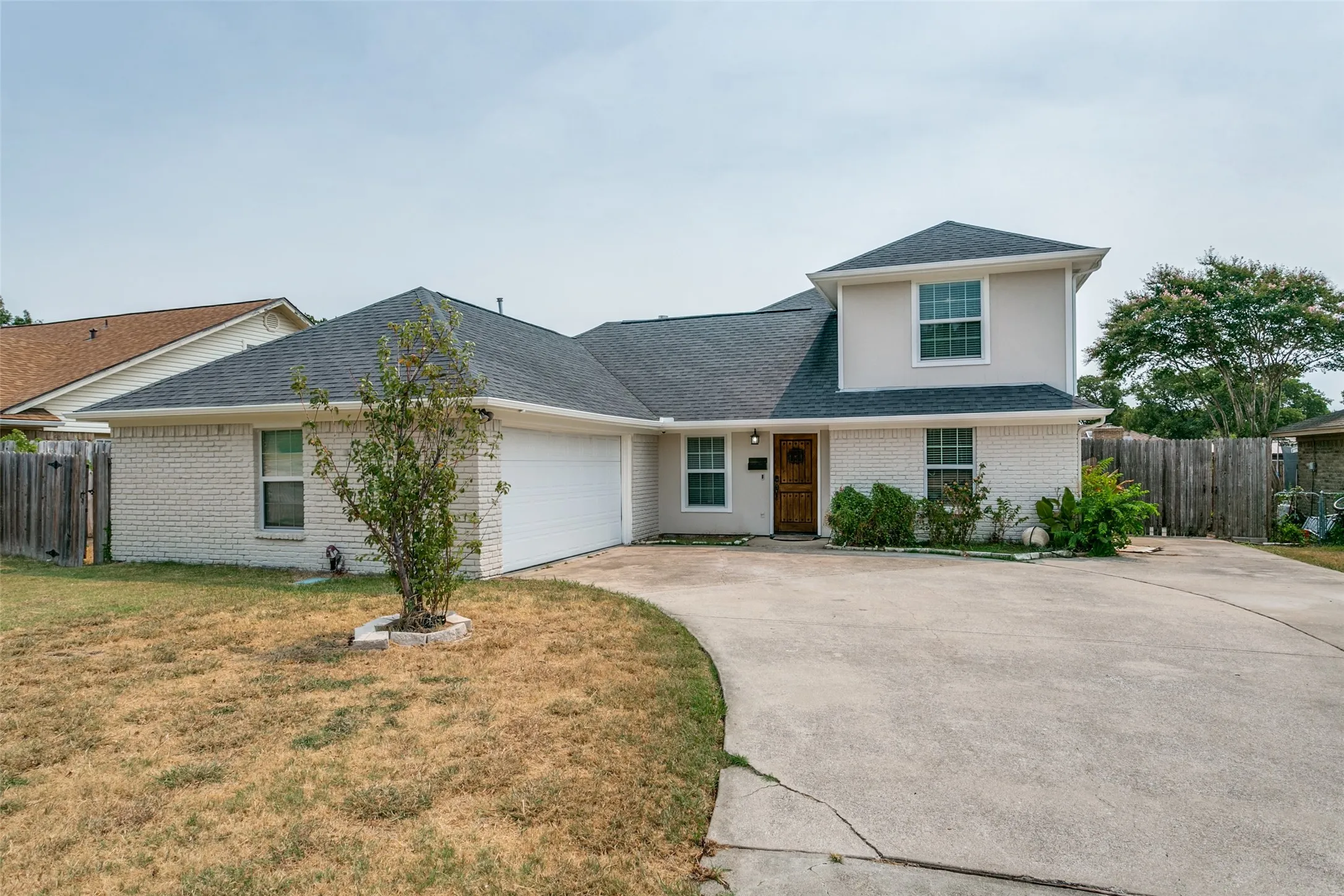 Single Family Residence For Sale in Dallas County , 2124 Brentwood Lane, Carrollton, Texas 75006, 5 Bedroom, 3 Bathroom, 2 Garage spaces, 2,631 Sqft, built in 1972, mls#21372592, Real Estate Agent in Carrollton, Homes For Sale in Dallas county, Homes For Sale in Carrollton, Realtor in Carrollton Texas, Real Estate Brokerage Independent Realty Texas, Luminita Cordes Realtor