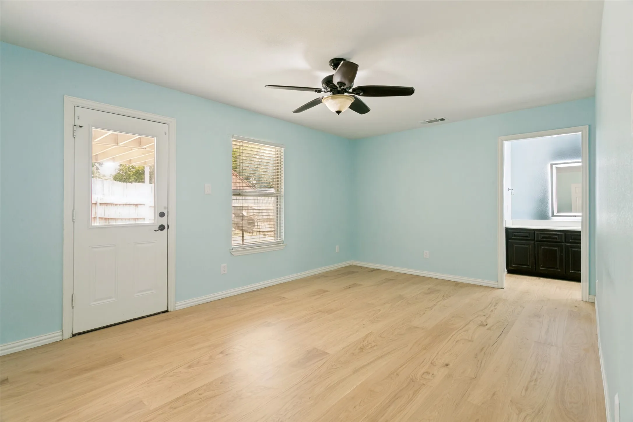 Single Family Residence For Sale in Dallas County , 2124 Brentwood Lane, Carrollton, Texas 75006, 5 Bedroom, 3 Bathroom, 2 Garage spaces, 2,631 Sqft, built in 1972, mls#21372592, Real Estate Agent in Carrollton, Homes For Sale in Dallas county, Homes For Sale in Carrollton, Realtor in Carrollton Texas, Real Estate Brokerage Independent Realty Texas, Luminita Cordes Realtor