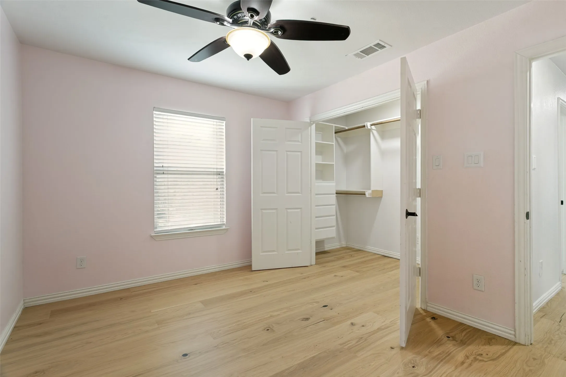 Single Family Residence For Sale in Dallas County , 2124 Brentwood Lane, Carrollton, Texas 75006, 5 Bedroom, 3 Bathroom, 2 Garage spaces, 2,631 Sqft, built in 1972, mls#21372592, Real Estate Agent in Carrollton, Homes For Sale in Dallas county, Homes For Sale in Carrollton, Realtor in Carrollton Texas, Real Estate Brokerage Independent Realty Texas, Luminita Cordes Realtor