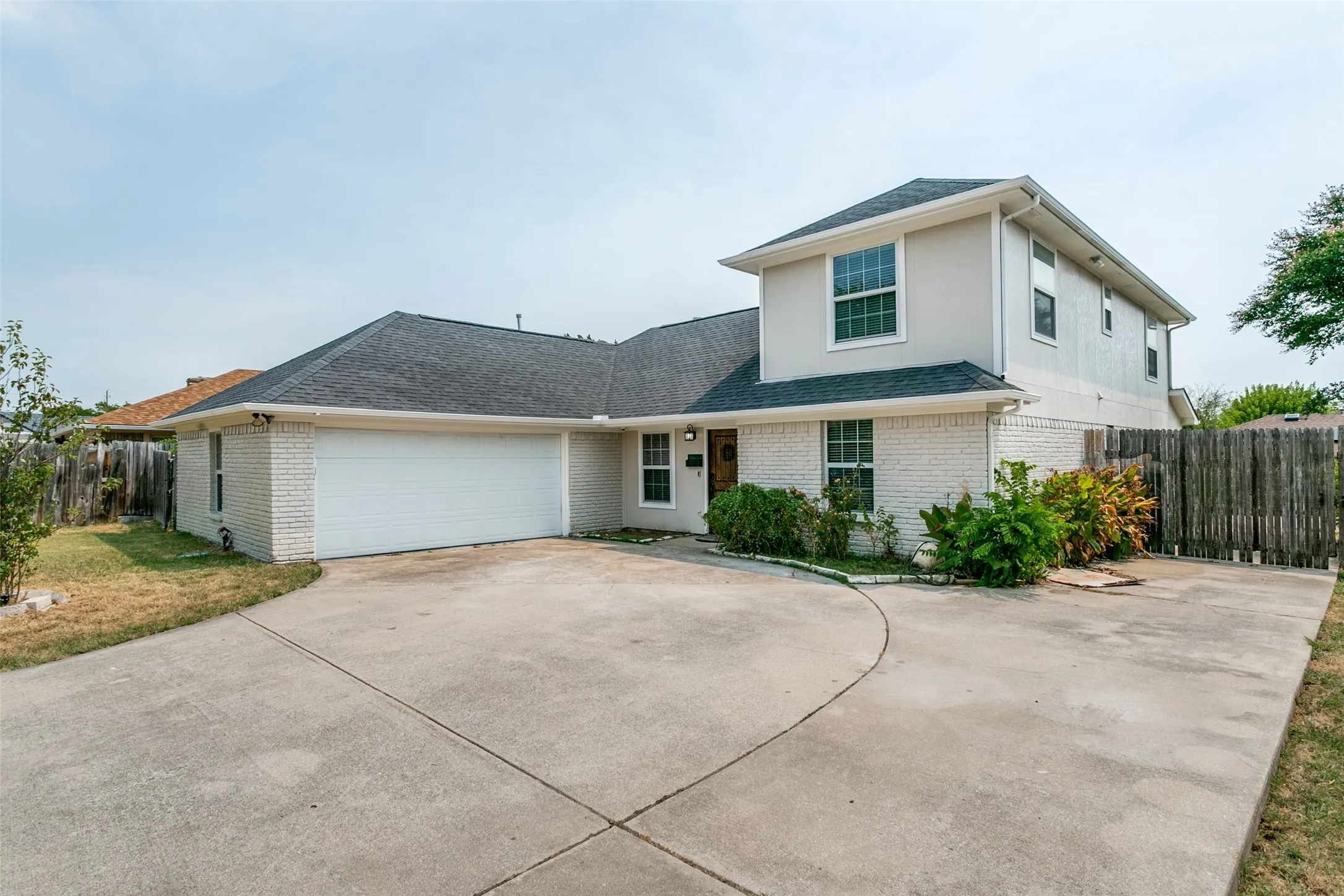 Single Family Residence For Sale in Dallas County , 2124 Brentwood Lane, Carrollton, Texas 75006, 5 Bedroom, 3 Bathroom, 2 Garage spaces, 2,631 Sqft, built in 1972, mls#21372592, Real Estate Agent in Carrollton, Homes For Sale in Dallas county, Homes For Sale in Carrollton, Realtor in Carrollton Texas, Real Estate Brokerage Independent Realty Texas, Luminita Cordes Realtor