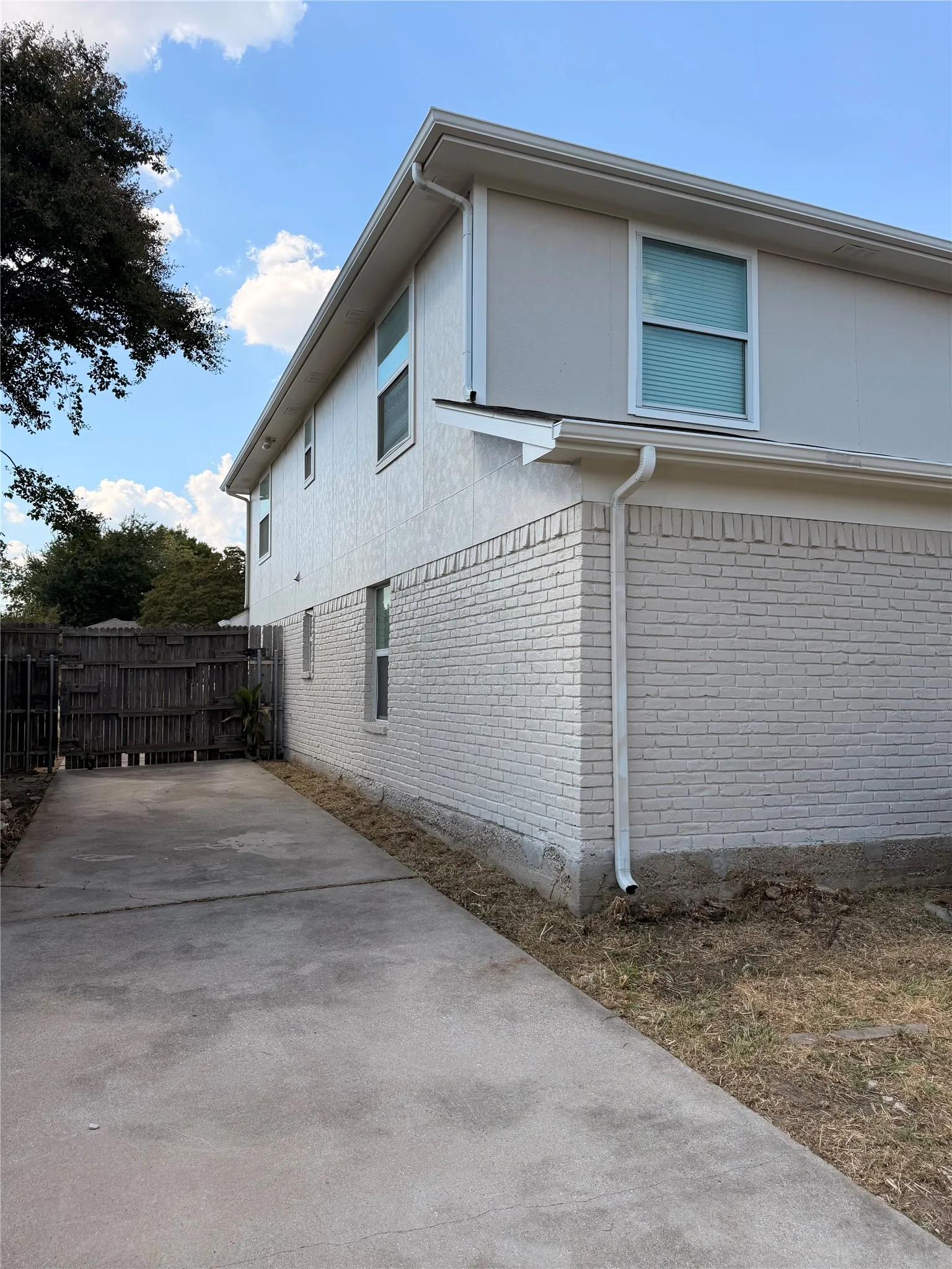 Single Family Residence For Sale in Dallas County , 2124 Brentwood Lane, Carrollton, Texas 75006, 5 Bedroom, 3 Bathroom, 2 Garage spaces, 2,631 Sqft, built in 1972, mls#21372592, Real Estate Agent in Carrollton, Homes For Sale in Dallas county, Homes For Sale in Carrollton, Realtor in Carrollton Texas, Real Estate Brokerage Independent Realty Texas, Luminita Cordes Realtor
