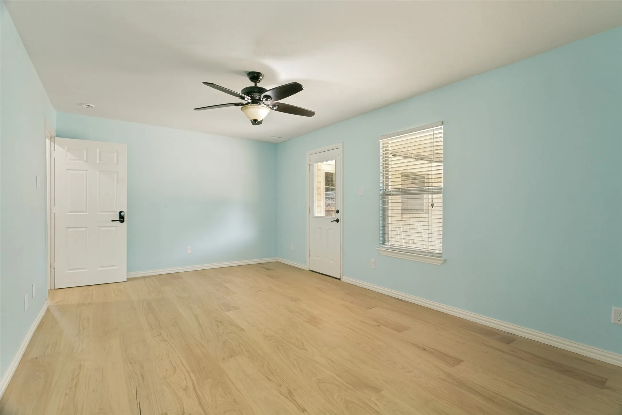 Single Family Residence For Sale in Dallas County , 2124 Brentwood Lane, Carrollton, Texas 75006, 5 Bedroom, 3 Bathroom, 2 Garage spaces, 2,631 Sqft, built in 1972, mls#21372592, Real Estate Agent in Carrollton, Homes For Sale in Dallas county, Homes For Sale in Carrollton, Realtor in Carrollton Texas, Real Estate Brokerage Independent Realty Texas, Luminita Cordes Realtor
