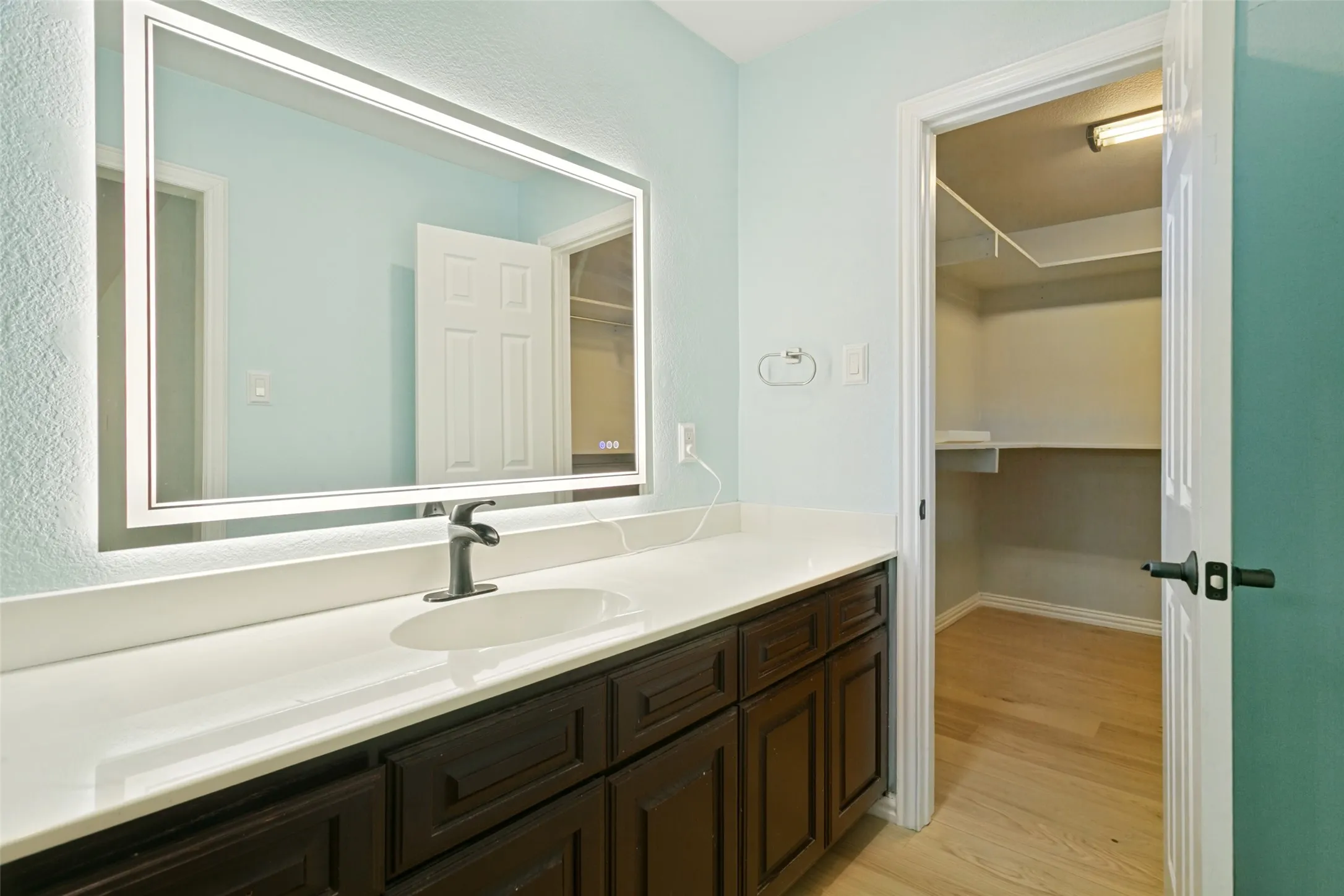 Single Family Residence For Sale in Dallas County , 2124 Brentwood Lane, Carrollton, Texas 75006, 5 Bedroom, 3 Bathroom, 2 Garage spaces, 2,631 Sqft, built in 1972, mls#21372592, Real Estate Agent in Carrollton, Homes For Sale in Dallas county, Homes For Sale in Carrollton, Realtor in Carrollton Texas, Real Estate Brokerage Independent Realty Texas, Luminita Cordes Realtor