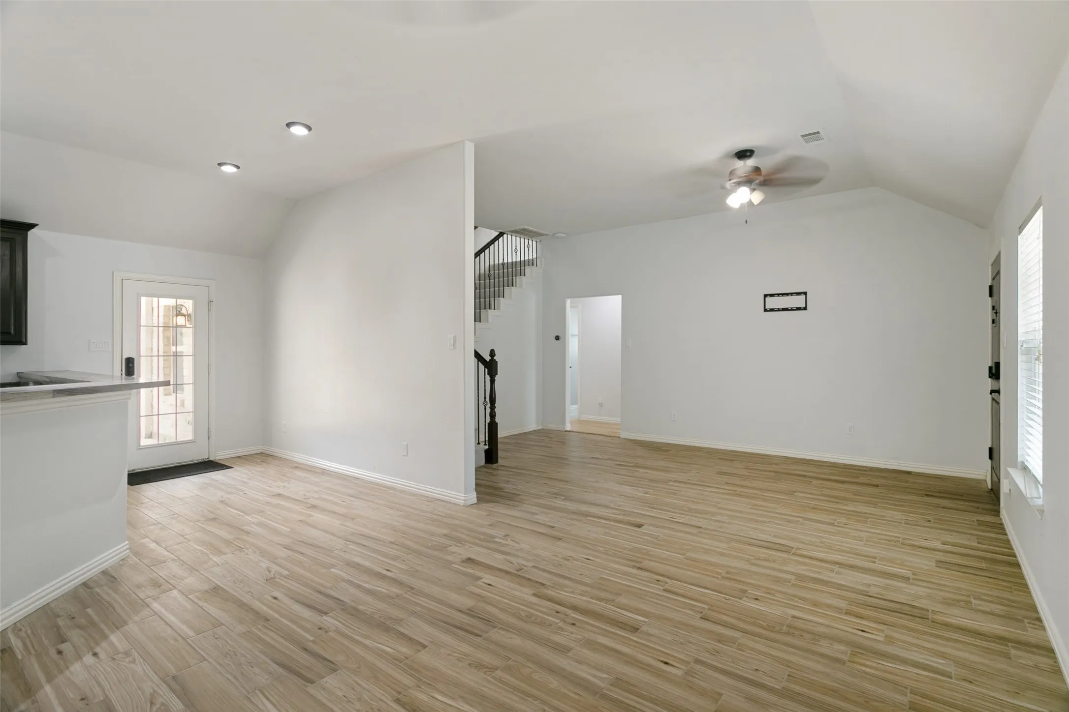 Single Family Residence For Sale in Dallas County , 2124 Brentwood Lane, Carrollton, Texas 75006, 5 Bedroom, 3 Bathroom, 2 Garage spaces, 2,631 Sqft, built in 1972, mls#21372592, Real Estate Agent in Carrollton, Homes For Sale in Dallas county, Homes For Sale in Carrollton, Realtor in Carrollton Texas, Real Estate Brokerage Independent Realty Texas, Luminita Cordes Realtor