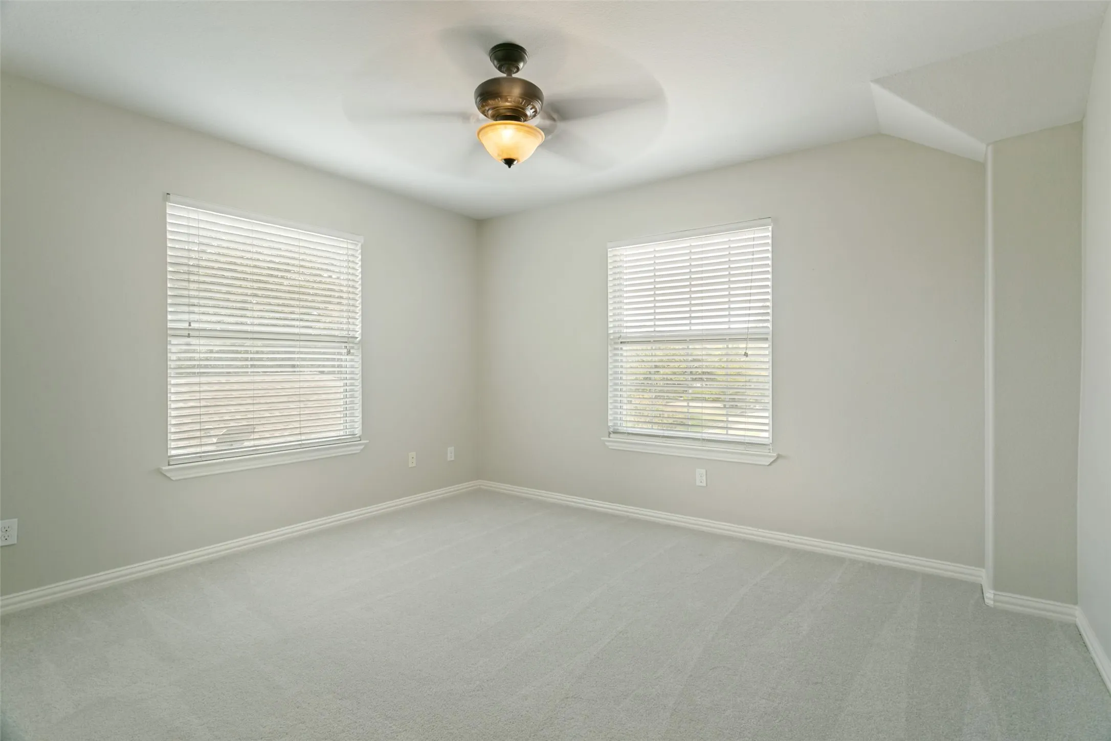 Single Family Residence For Sale in Dallas County , 2124 Brentwood Lane, Carrollton, Texas 75006, 5 Bedroom, 3 Bathroom, 2 Garage spaces, 2,631 Sqft, built in 1972, mls#21372592, Real Estate Agent in Carrollton, Homes For Sale in Dallas county, Homes For Sale in Carrollton, Realtor in Carrollton Texas, Real Estate Brokerage Independent Realty Texas, Luminita Cordes Realtor