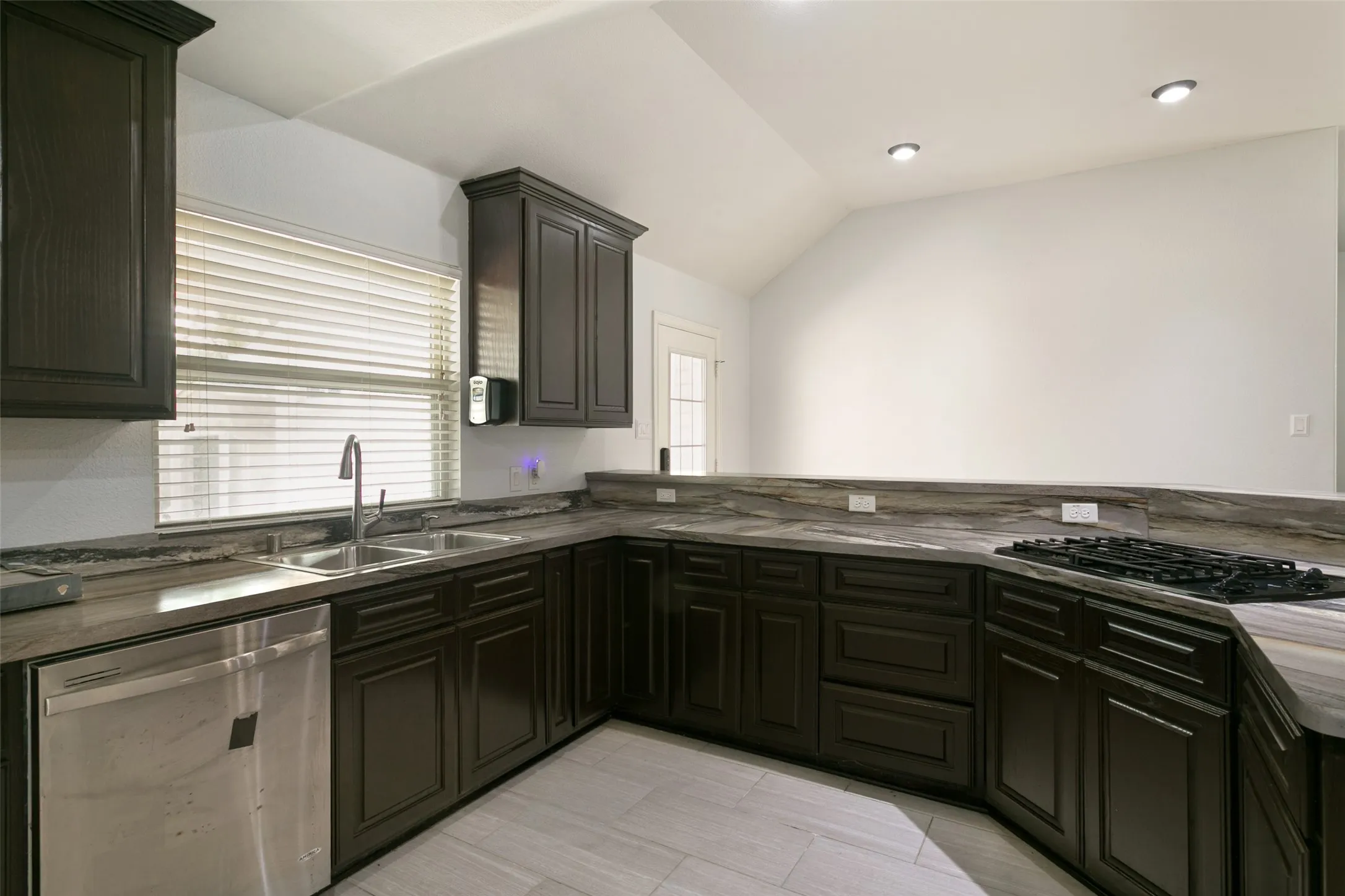 Single Family Residence For Sale in Dallas County , 2124 Brentwood Lane, Carrollton, Texas 75006, 5 Bedroom, 3 Bathroom, 2 Garage spaces, 2,631 Sqft, built in 1972, mls#21372592, Real Estate Agent in Carrollton, Homes For Sale in Dallas county, Homes For Sale in Carrollton, Realtor in Carrollton Texas, Real Estate Brokerage Independent Realty Texas, Luminita Cordes Realtor
