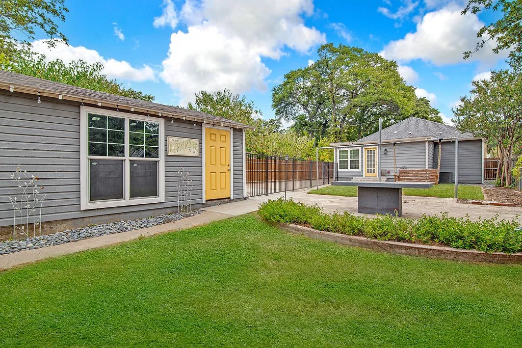 Single Family Residence For Sale in Tarrant County , 4909 White Oak Lane, River Oaks, Texas 76114, 3 Bedroom, 2 Bathroom, 2 Garage spaces, 1,121 Sqft, built in 1933, mls#21370361, Real Estate Agent in River Oaks, Homes For Sale in Tarrant county, Homes For Sale in River Oaks, Realtor in River Oaks Texas, Real Estate Brokerage Independent Realty Texas, Luminita Cordes Realtor