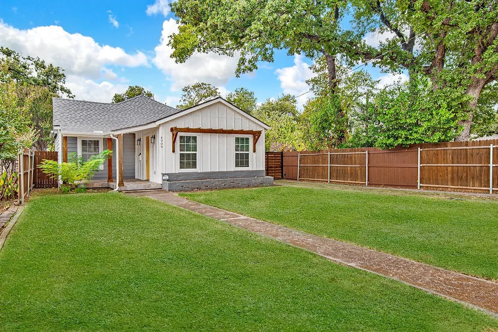 Single Family Residence For Sale in Tarrant County , 4909 White Oak Lane, River Oaks, Texas 76114, 3 Bedroom, 2 Bathroom, 2 Garage spaces, 1,121 Sqft, built in 1933, mls#21370361, Real Estate Agent in River Oaks, Homes For Sale in Tarrant county, Homes For Sale in River Oaks, Realtor in River Oaks Texas, Real Estate Brokerage Independent Realty Texas, Luminita Cordes Realtor