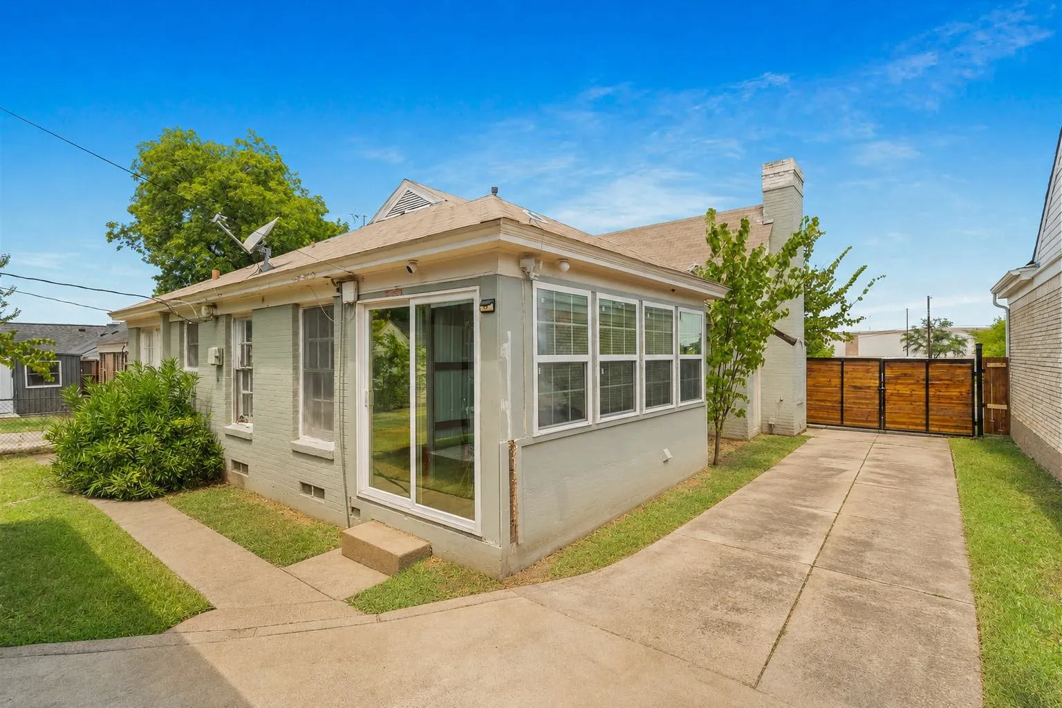 Single Family Residence For Sale in Dallas County , 2510 W Jefferson Boulevard, Dallas, Texas 75211, 3 Bedroom, 2 Bathroom, 2 Garage spaces, 1,456 Sqft, built in 1939, mls#21362446, Real Estate Agent in Dallas, Homes For Sale in Dallas county, Homes For Sale in Dallas, Realtor in Dallas Texas, Real Estate Brokerage Independent Realty Texas, Luminita Cordes Realtor