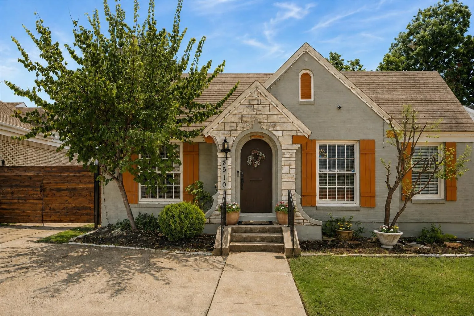 Single Family Residence For Sale in Dallas County , 2510 W Jefferson Boulevard, Dallas, Texas 75211, 3 Bedroom, 2 Bathroom, 2 Garage spaces, 1,456 Sqft, built in 1939, mls#21362446, Real Estate Agent in Dallas, Homes For Sale in Dallas county, Homes For Sale in Dallas, Realtor in Dallas Texas, Real Estate Brokerage Independent Realty Texas, Luminita Cordes Realtor