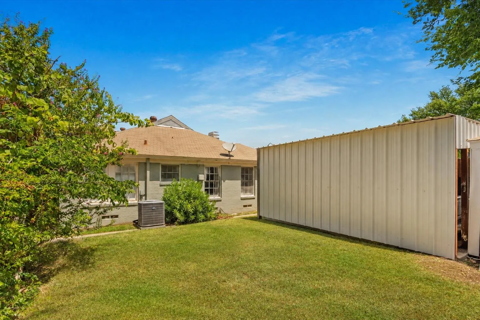 Single Family Residence For Sale in Dallas County , 2510 W Jefferson Boulevard, Dallas, Texas 75211, 3 Bedroom, 2 Bathroom, 2 Garage spaces, 1,456 Sqft, built in 1939, mls#21362446, Real Estate Agent in Dallas, Homes For Sale in Dallas county, Homes For Sale in Dallas, Realtor in Dallas Texas, Real Estate Brokerage Independent Realty Texas, Luminita Cordes Realtor