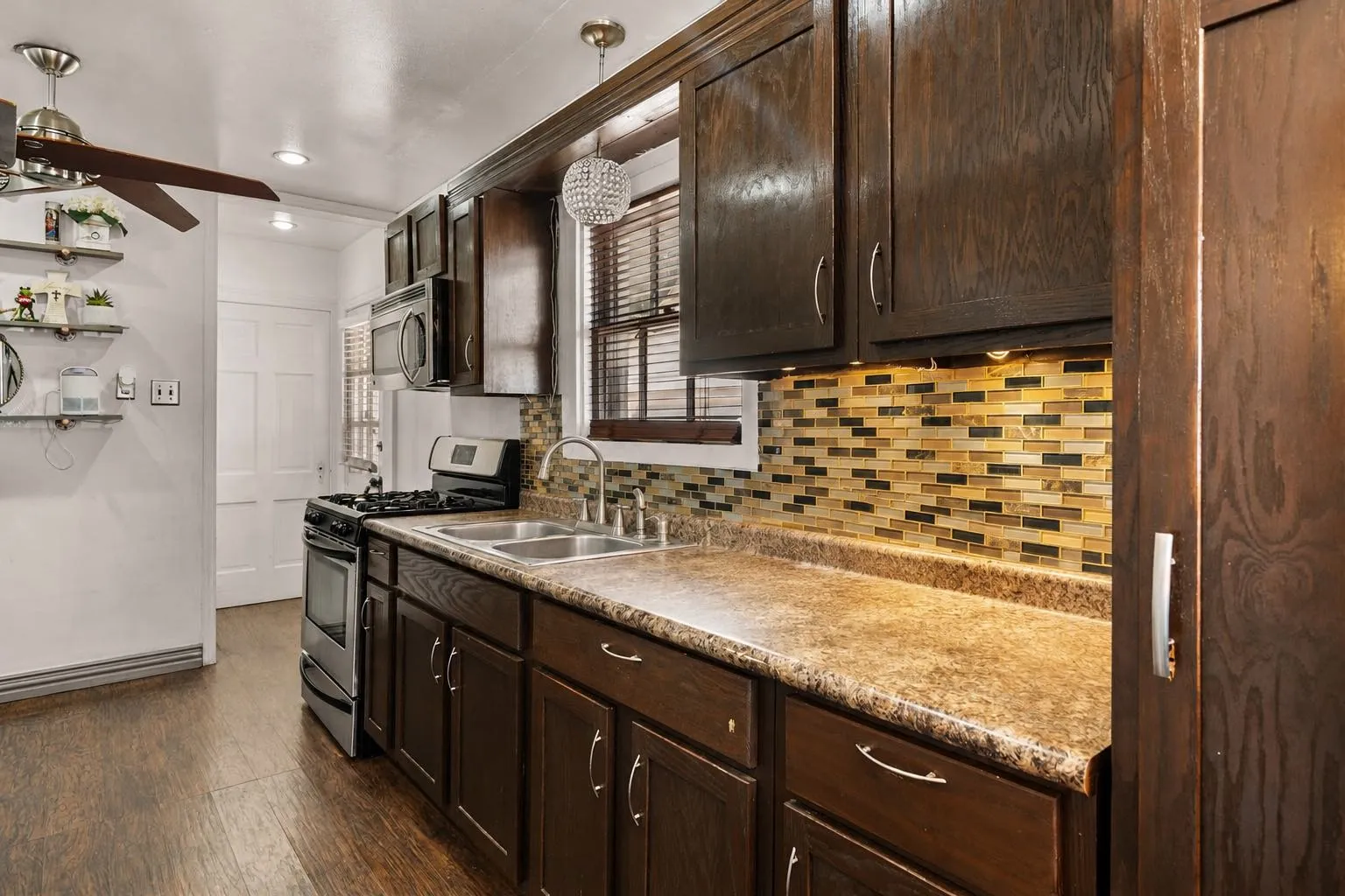 Single Family Residence For Sale in Dallas County , 2510 W Jefferson Boulevard, Dallas, Texas 75211, 3 Bedroom, 2 Bathroom, 2 Garage spaces, 1,456 Sqft, built in 1939, mls#21362446, Real Estate Agent in Dallas, Homes For Sale in Dallas county, Homes For Sale in Dallas, Realtor in Dallas Texas, Real Estate Brokerage Independent Realty Texas, Luminita Cordes Realtor
