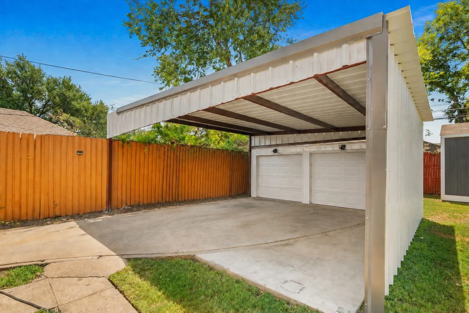 Single Family Residence For Sale in Dallas County , 2510 W Jefferson Boulevard, Dallas, Texas 75211, 3 Bedroom, 2 Bathroom, 2 Garage spaces, 1,456 Sqft, built in 1939, mls#21362446, Real Estate Agent in Dallas, Homes For Sale in Dallas county, Homes For Sale in Dallas, Realtor in Dallas Texas, Real Estate Brokerage Independent Realty Texas, Luminita Cordes Realtor