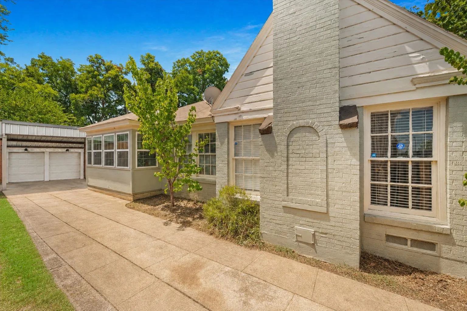 Single Family Residence For Sale in Dallas County , 2510 W Jefferson Boulevard, Dallas, Texas 75211, 3 Bedroom, 2 Bathroom, 2 Garage spaces, 1,456 Sqft, built in 1939, mls#21362446, Real Estate Agent in Dallas, Homes For Sale in Dallas county, Homes For Sale in Dallas, Realtor in Dallas Texas, Real Estate Brokerage Independent Realty Texas, Luminita Cordes Realtor