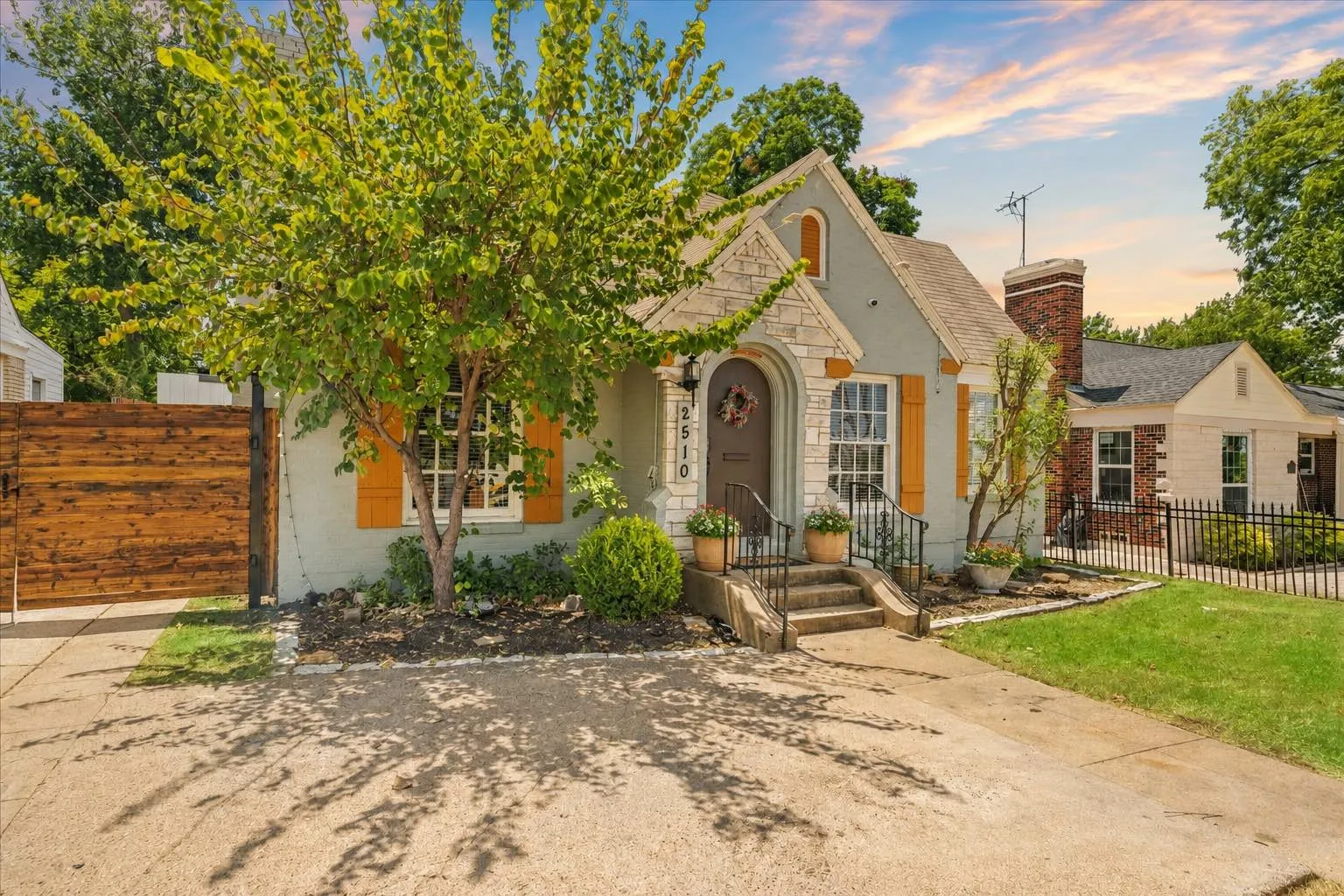 Single Family Residence For Sale in Dallas County , 2510 W Jefferson Boulevard, Dallas, Texas 75211, 3 Bedroom, 2 Bathroom, 2 Garage spaces, 1,456 Sqft, built in 1939, mls#21362446, Real Estate Agent in Dallas, Homes For Sale in Dallas county, Homes For Sale in Dallas, Realtor in Dallas Texas, Real Estate Brokerage Independent Realty Texas, Luminita Cordes Realtor