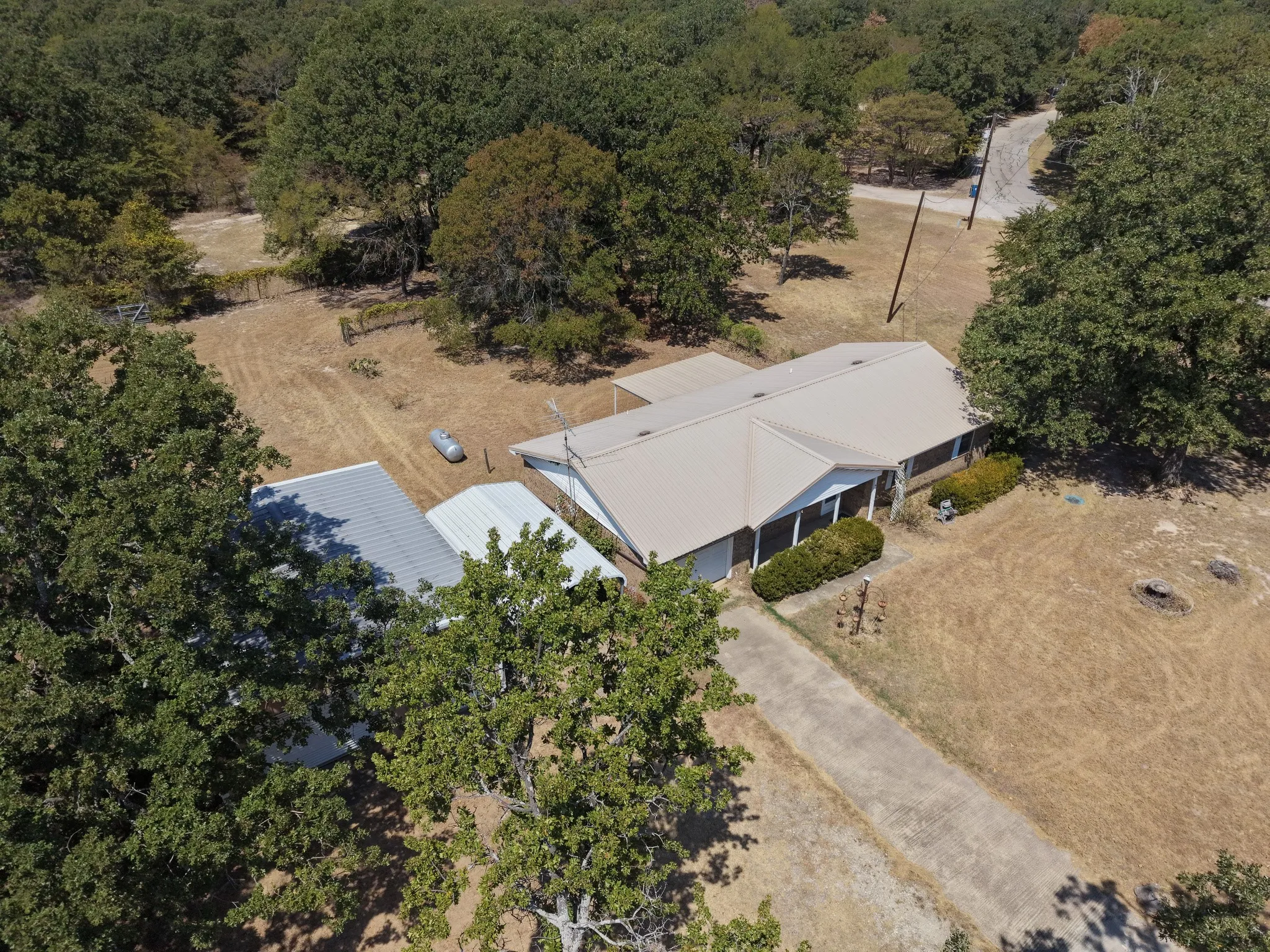 Single Family Residence For Sale in Henderson County , 631 Welch Lane, Gun Barrel City, Texas 75156, 3 Bedroom, 2 Bathroom, 1 Garage spaces, 1,366 Sqft, built in 1980, mls#21372595, Real Estate Agent in Gun Barrel City, Homes For Sale in Henderson county, Homes For Sale in Gun Barrel City, Realtor in Gun Barrel City Texas, Real Estate Brokerage Independent Realty Texas, Luminita Cordes Realtor