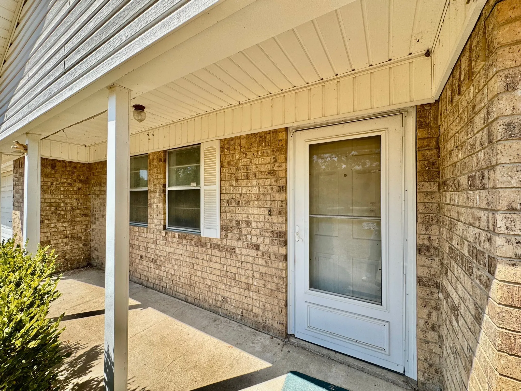 Single Family Residence For Sale in Henderson County , 631 Welch Lane, Gun Barrel City, Texas 75156, 3 Bedroom, 2 Bathroom, 1 Garage spaces, 1,366 Sqft, built in 1980, mls#21372595, Real Estate Agent in Gun Barrel City, Homes For Sale in Henderson county, Homes For Sale in Gun Barrel City, Realtor in Gun Barrel City Texas, Real Estate Brokerage Independent Realty Texas, Luminita Cordes Realtor