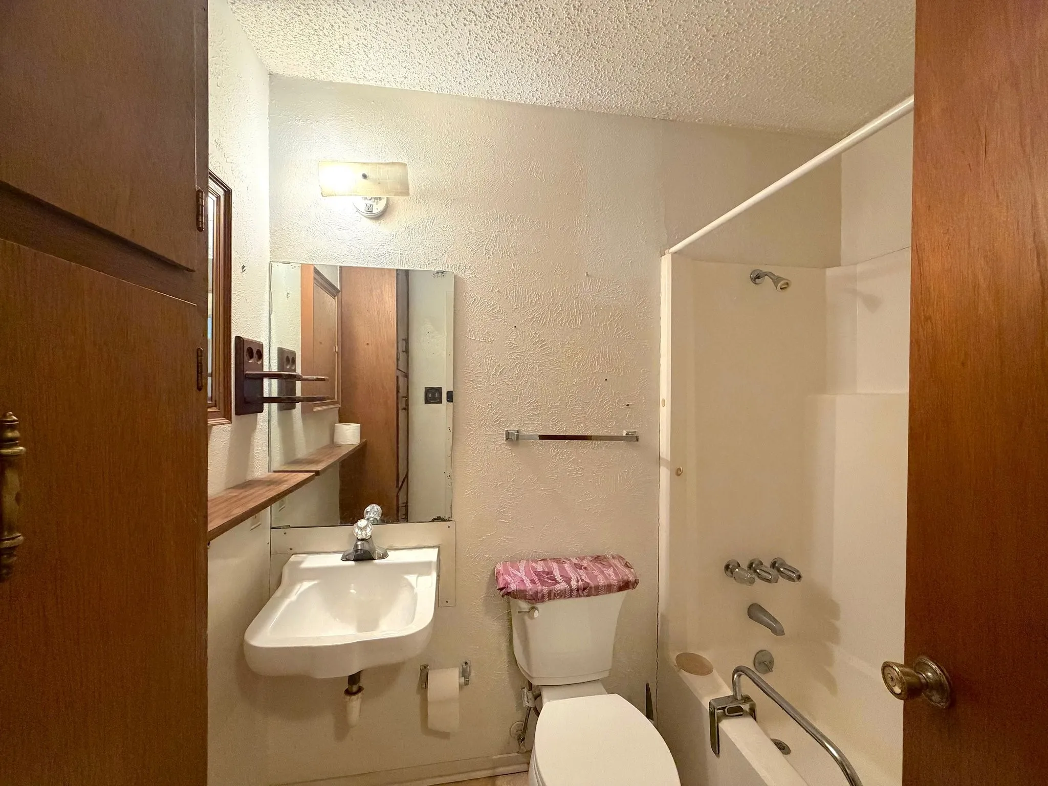 Single Family Residence For Sale in Henderson County , 631 Welch Lane, Gun Barrel City, Texas 75156, 3 Bedroom, 2 Bathroom, 1 Garage spaces, 1,366 Sqft, built in 1980, mls#21372595, Real Estate Agent in Gun Barrel City, Homes For Sale in Henderson county, Homes For Sale in Gun Barrel City, Realtor in Gun Barrel City Texas, Real Estate Brokerage Independent Realty Texas, Luminita Cordes Realtor