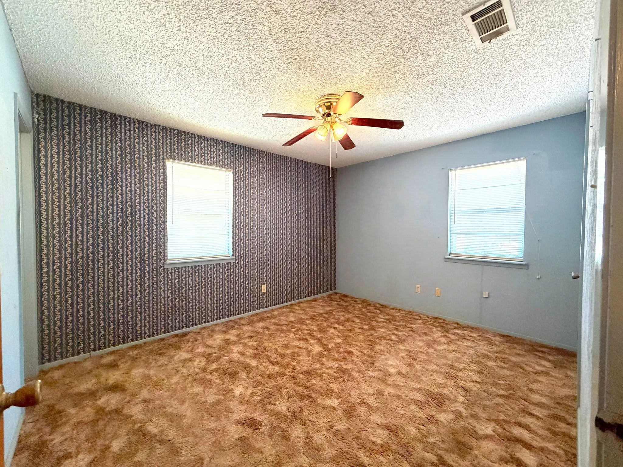 Single Family Residence For Sale in Henderson County , 631 Welch Lane, Gun Barrel City, Texas 75156, 3 Bedroom, 2 Bathroom, 1 Garage spaces, 1,366 Sqft, built in 1980, mls#21372595, Real Estate Agent in Gun Barrel City, Homes For Sale in Henderson county, Homes For Sale in Gun Barrel City, Realtor in Gun Barrel City Texas, Real Estate Brokerage Independent Realty Texas, Luminita Cordes Realtor