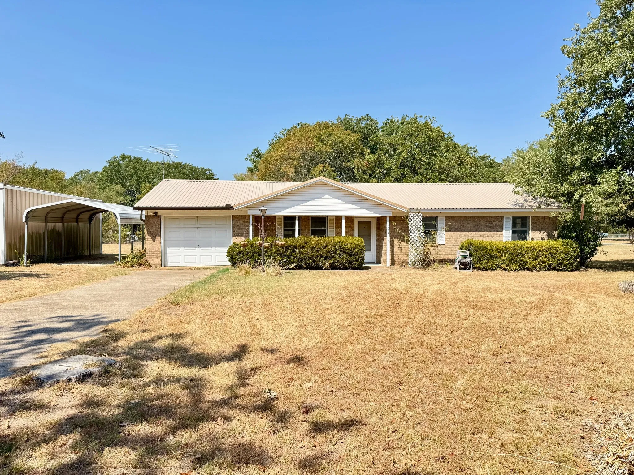 Single Family Residence For Sale in Henderson County , 631 Welch Lane, Gun Barrel City, Texas 75156, 3 Bedroom, 2 Bathroom, 1 Garage spaces, 1,366 Sqft, built in 1980, mls#21372595, Real Estate Agent in Gun Barrel City, Homes For Sale in Henderson county, Homes For Sale in Gun Barrel City, Realtor in Gun Barrel City Texas, Real Estate Brokerage Independent Realty Texas, Luminita Cordes Realtor