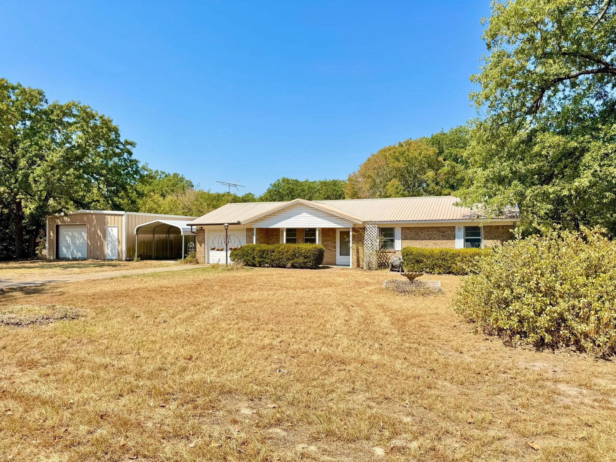 Single Family Residence For Sale in Henderson County , 631 Welch Lane, Gun Barrel City, Texas 75156, 3 Bedroom, 2 Bathroom, 1 Garage spaces, 1,366 Sqft, built in 1980, mls#21372595, Real Estate Agent in Gun Barrel City, Homes For Sale in Henderson county, Homes For Sale in Gun Barrel City, Realtor in Gun Barrel City Texas, Real Estate Brokerage Independent Realty Texas, Luminita Cordes Realtor