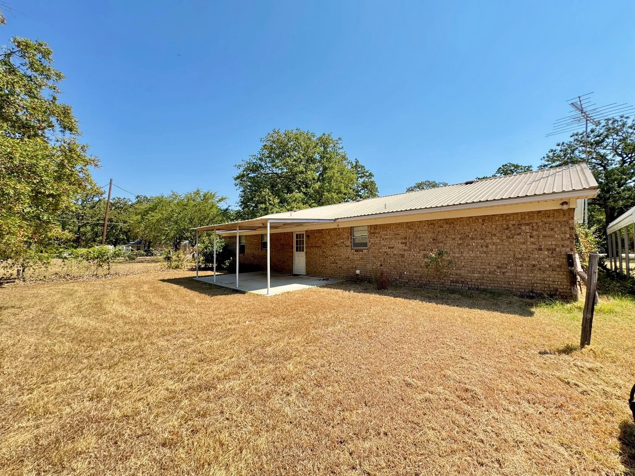 Single Family Residence For Sale in Henderson County , 631 Welch Lane, Gun Barrel City, Texas 75156, 3 Bedroom, 2 Bathroom, 1 Garage spaces, 1,366 Sqft, built in 1980, mls#21372595, Real Estate Agent in Gun Barrel City, Homes For Sale in Henderson county, Homes For Sale in Gun Barrel City, Realtor in Gun Barrel City Texas, Real Estate Brokerage Independent Realty Texas, Luminita Cordes Realtor
