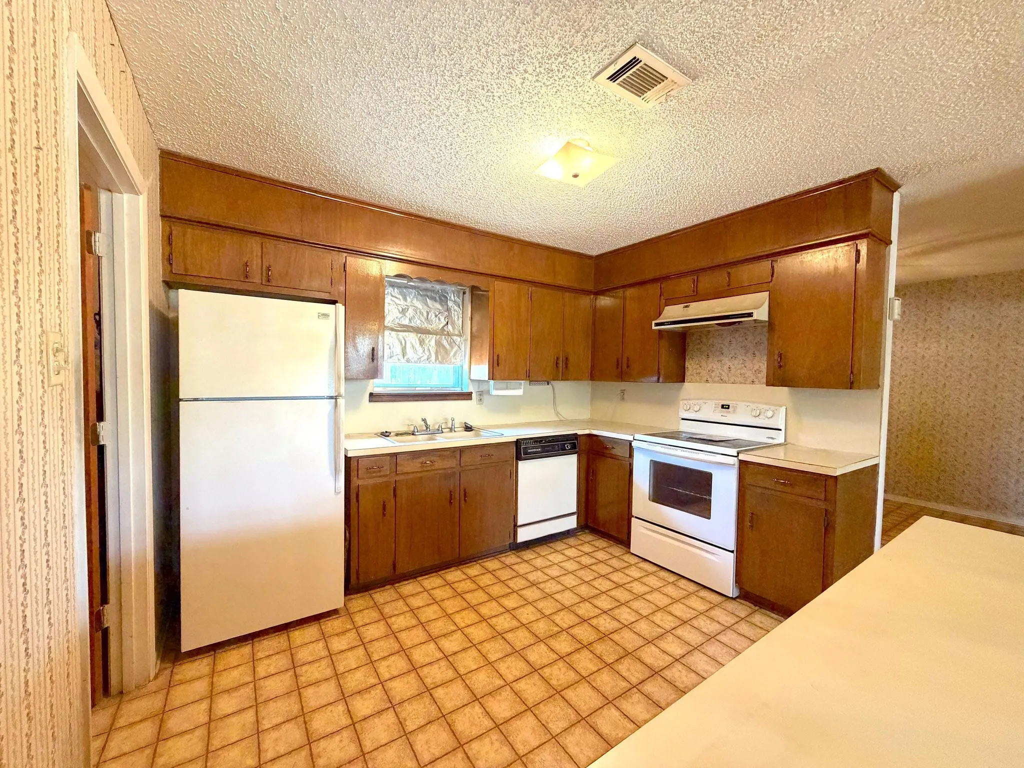 Single Family Residence For Sale in Henderson County , 631 Welch Lane, Gun Barrel City, Texas 75156, 3 Bedroom, 2 Bathroom, 1 Garage spaces, 1,366 Sqft, built in 1980, mls#21372595, Real Estate Agent in Gun Barrel City, Homes For Sale in Henderson county, Homes For Sale in Gun Barrel City, Realtor in Gun Barrel City Texas, Real Estate Brokerage Independent Realty Texas, Luminita Cordes Realtor