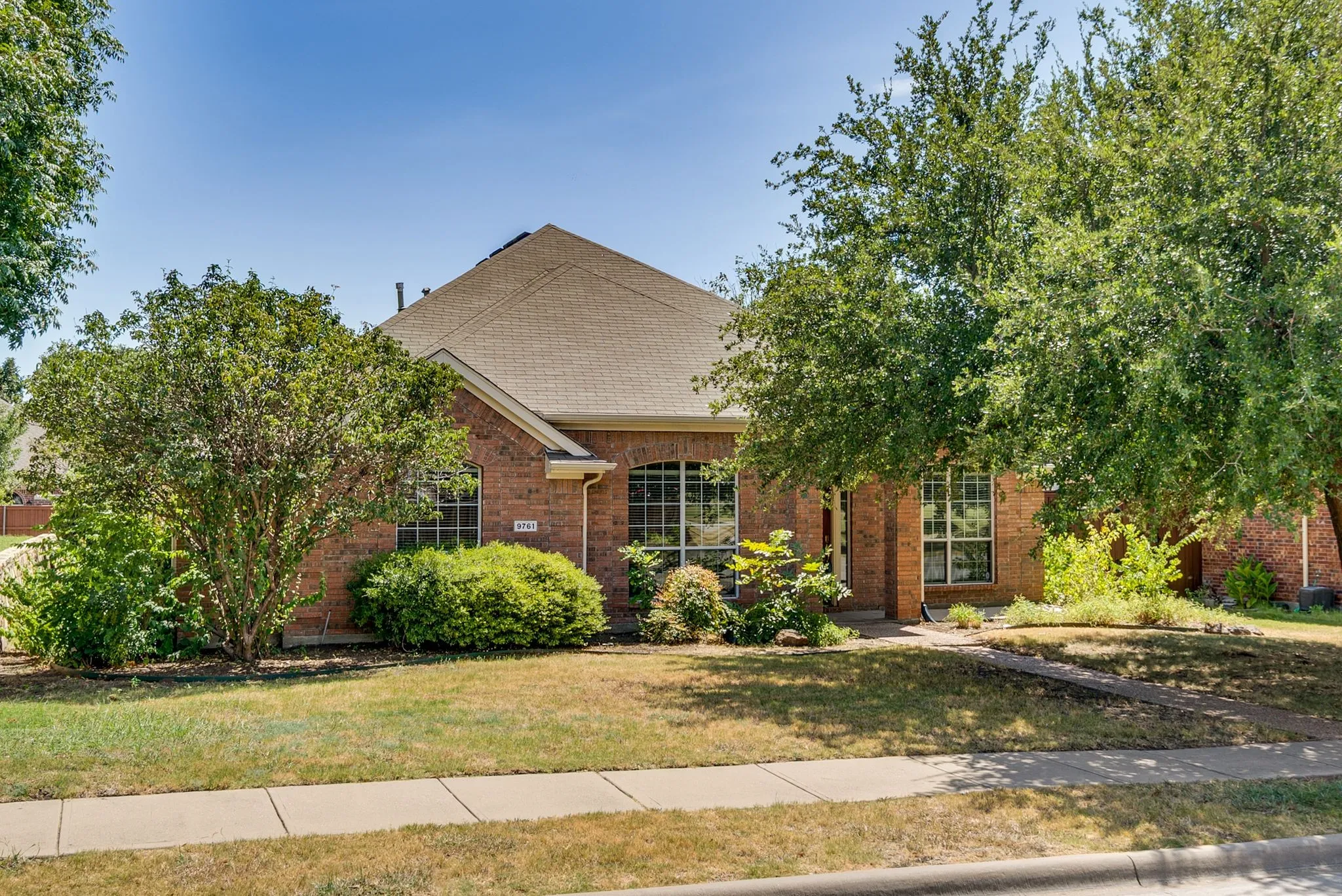 Single Family Residence For Sale in Collin County , 9761 Snowberry Drive, Frisco, Texas 75035, 4 Bedroom, 2 Bathroom, 2 Garage spaces, 2,532 Sqft, built in 2004, mls#21372264, Real Estate Agent in Frisco, Homes For Sale in Collin county, Homes For Sale in Frisco, Realtor in Frisco Texas, Real Estate Brokerage Independent Realty Texas, Luminita Cordes Realtor