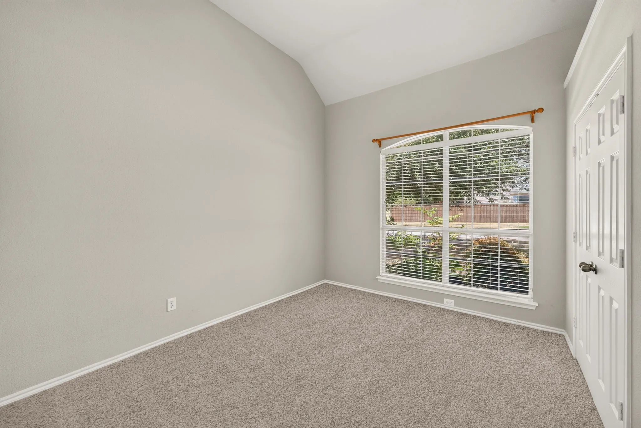 Single Family Residence For Sale in Collin County , 9761 Snowberry Drive, Frisco, Texas 75035, 4 Bedroom, 2 Bathroom, 2 Garage spaces, 2,532 Sqft, built in 2004, mls#21372264, Real Estate Agent in Frisco, Homes For Sale in Collin county, Homes For Sale in Frisco, Realtor in Frisco Texas, Real Estate Brokerage Independent Realty Texas, Luminita Cordes Realtor