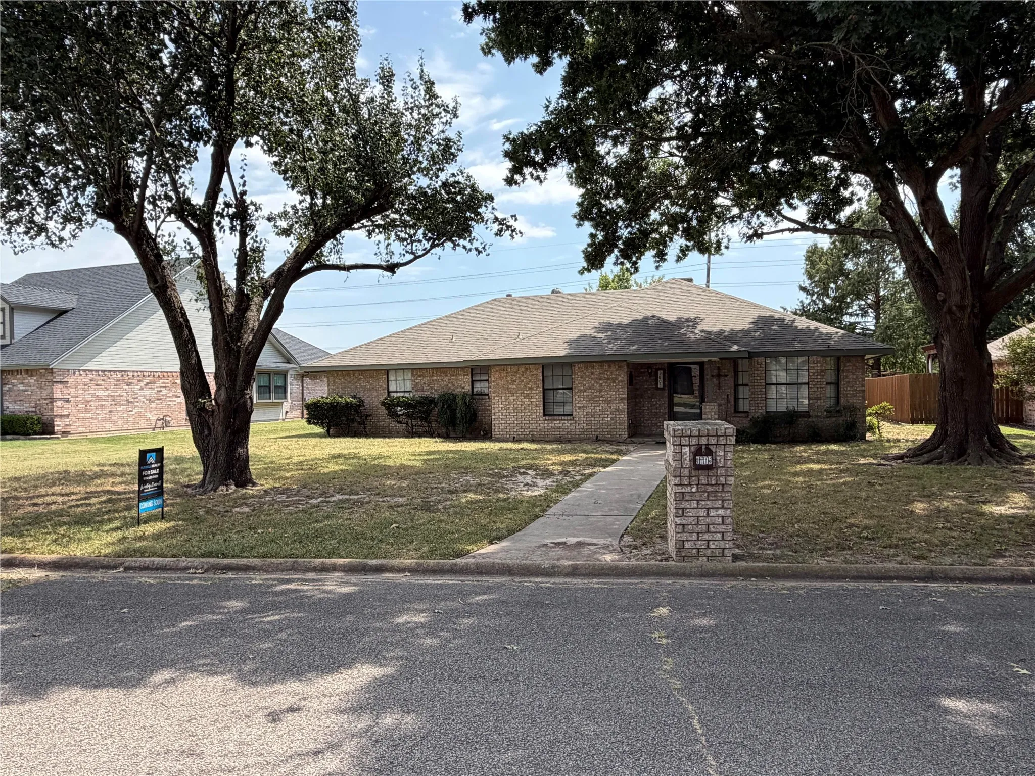 Single Family Residence For Sale in Hunt County , 3805 Sunhill Drive, Greenville, Texas 75402, 3 Bedroom, 3 Bathroom, 2 Garage spaces, 1,864 Sqft, built in 1987, mls#21367706, Real Estate Agent in Greenville, Homes For Sale in Hunt county, Homes For Sale in Greenville, Realtor in Greenville Texas, Real Estate Brokerage Independent Realty Texas, Luminita Cordes Realtor