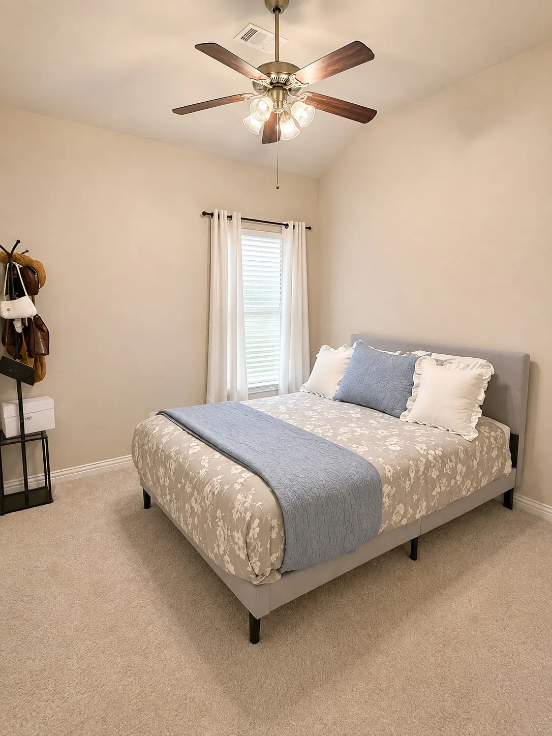 Single Family Residence For Rent in Dallas County , 7015 Chackbay Lane, Dallas, Texas 75227, 4 Bedroom, 2 Bathroom, 2 Garage spaces, 2,403 Sqft, built in 2012, mls#21372603, Real Estate Agent in Dallas, Homes For Rent in Dallas county, Homes For Rent in Dallas, Realtor in Dallas Texas, Real Estate Brokerage Independent Realty Texas, Luminita Cordes Realtor