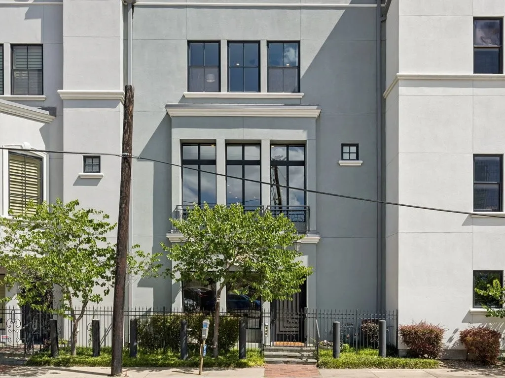 Sophisticated Urban Living In One Of Downtown Fort Worth’s Premier Communities