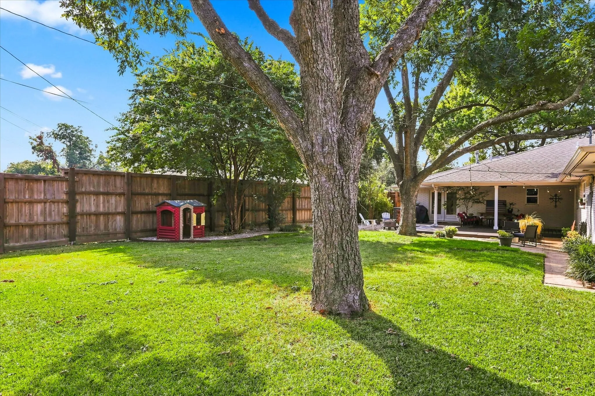 Single Family Residence For Sale in Dallas County , 9915 Faircrest Drive, Dallas, Texas 75238, 4 Bedroom, 4 Bathroom, 2 Garage spaces, 2,425 Sqft, built in 1967, mls#21357987, Real Estate Agent in Dallas, Homes For Sale in Dallas county, Homes For Sale in Dallas, Realtor in Dallas Texas, Real Estate Brokerage Independent Realty Texas, Luminita Cordes Realtor